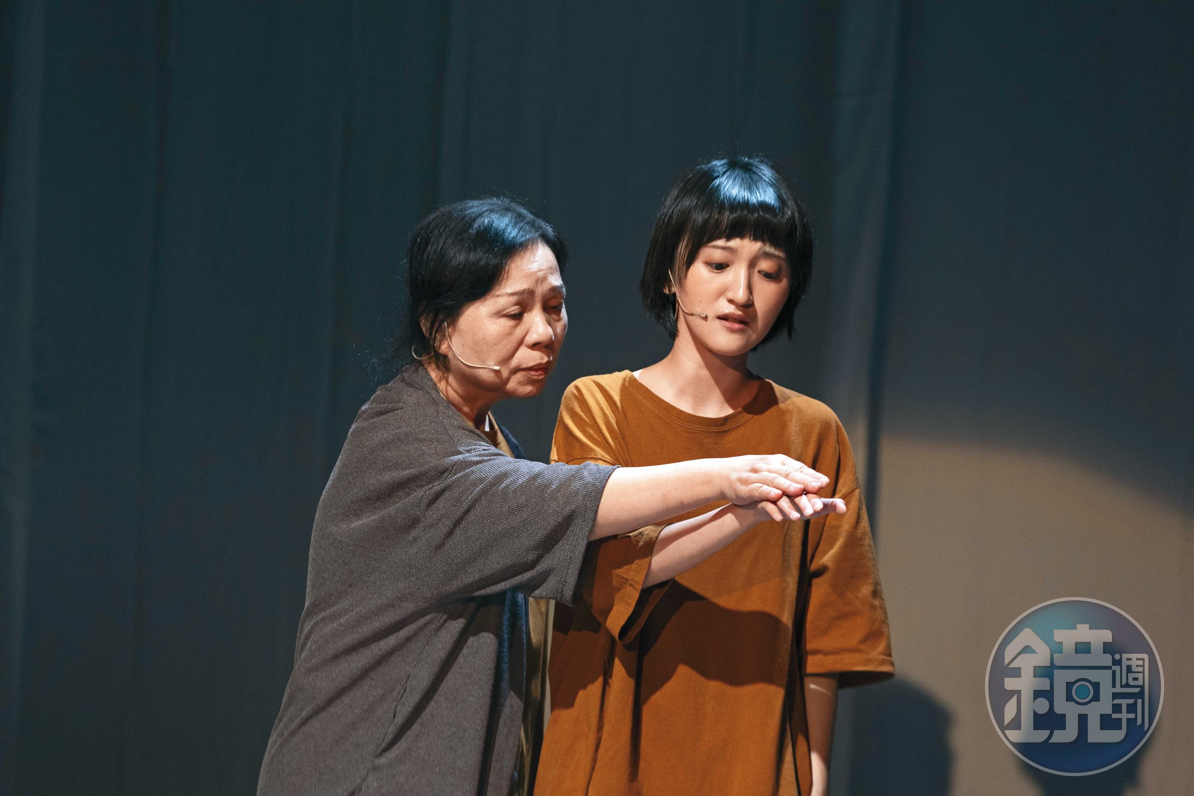 演員廖瑩璇(右)在台上演出年輕時的曾麗雲(左),2人時光交疊,再一次和哥哥告別。