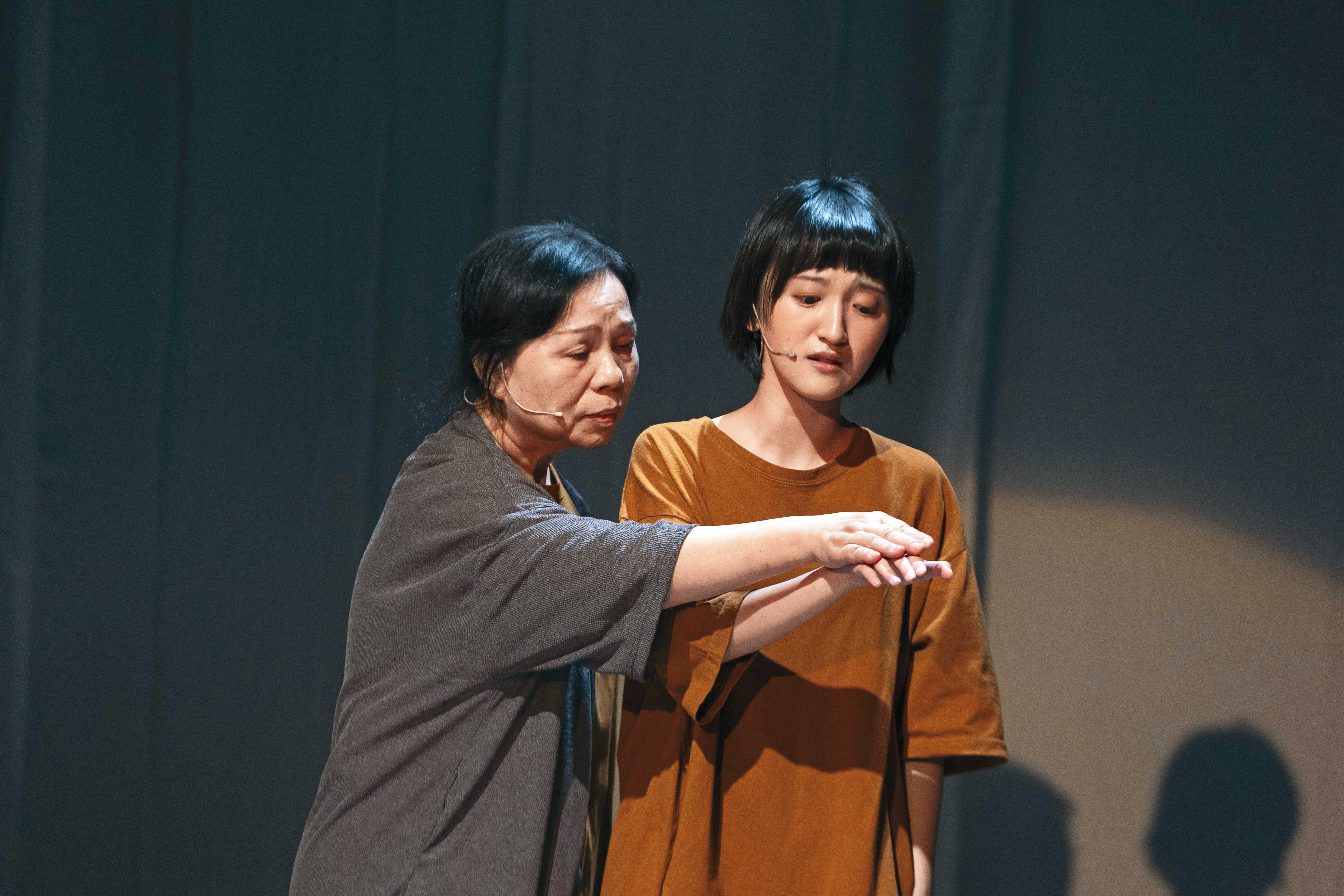 演員廖瑩璇（右）在台上演出年輕時的曾麗雲（左），2人時光交疊，再一次和哥哥告別。