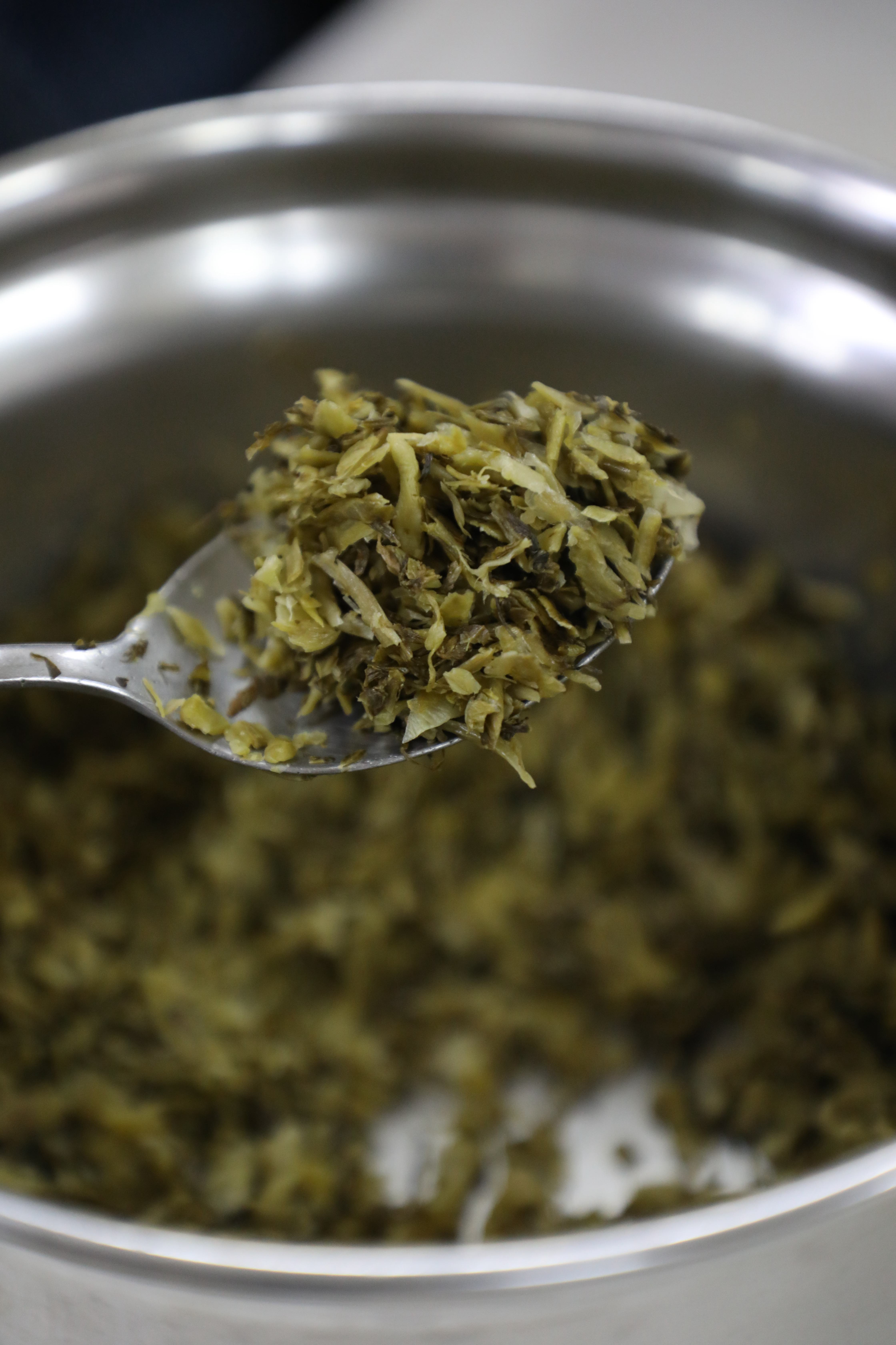 老王記提供的免費酸菜切得很細，不少熟客還沒動筷，就先舀上一大匙。
