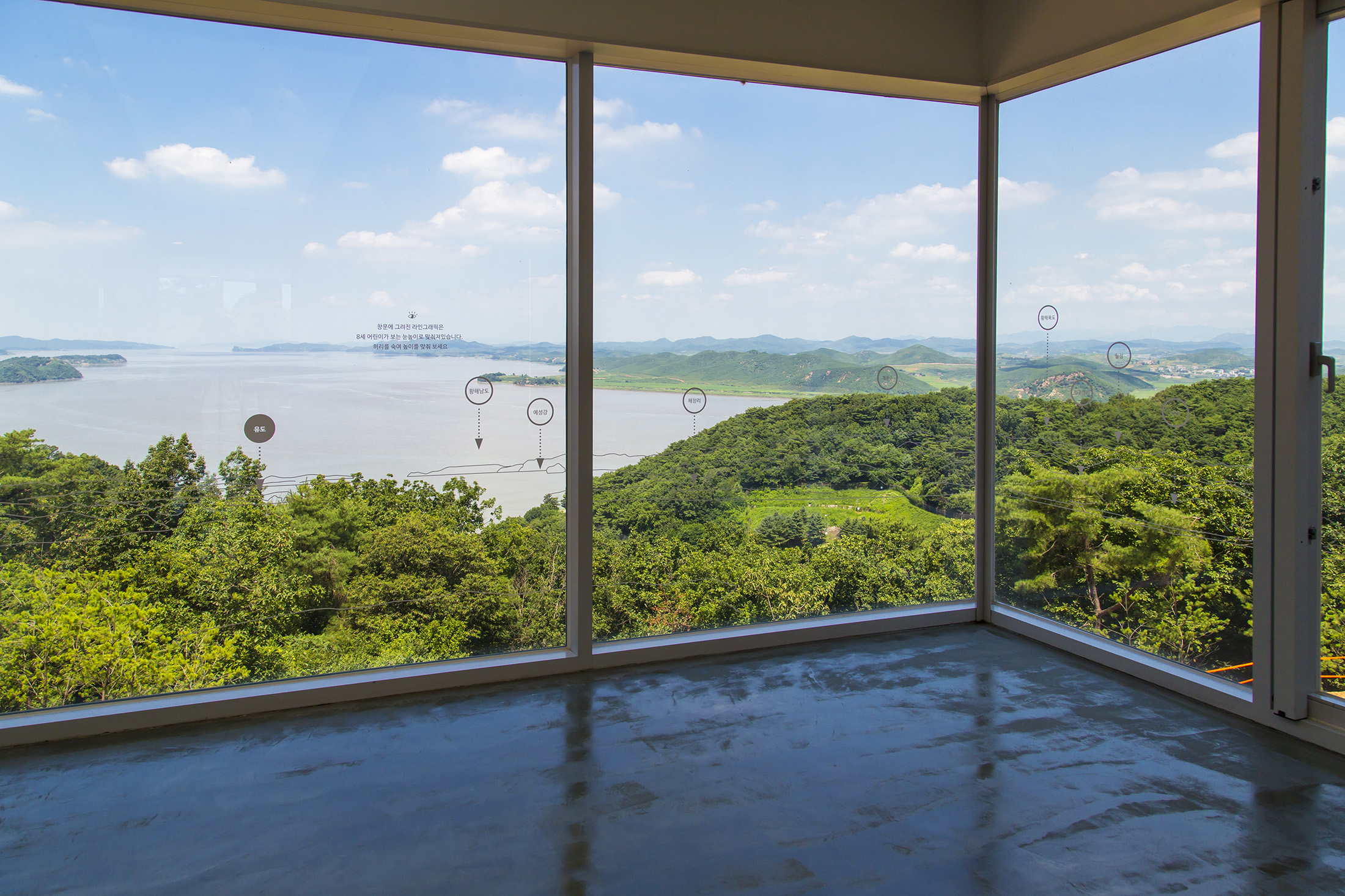 從展覽館二樓的落地窗，可以遠眺北韓的景色。（京畿觀光公社提供）