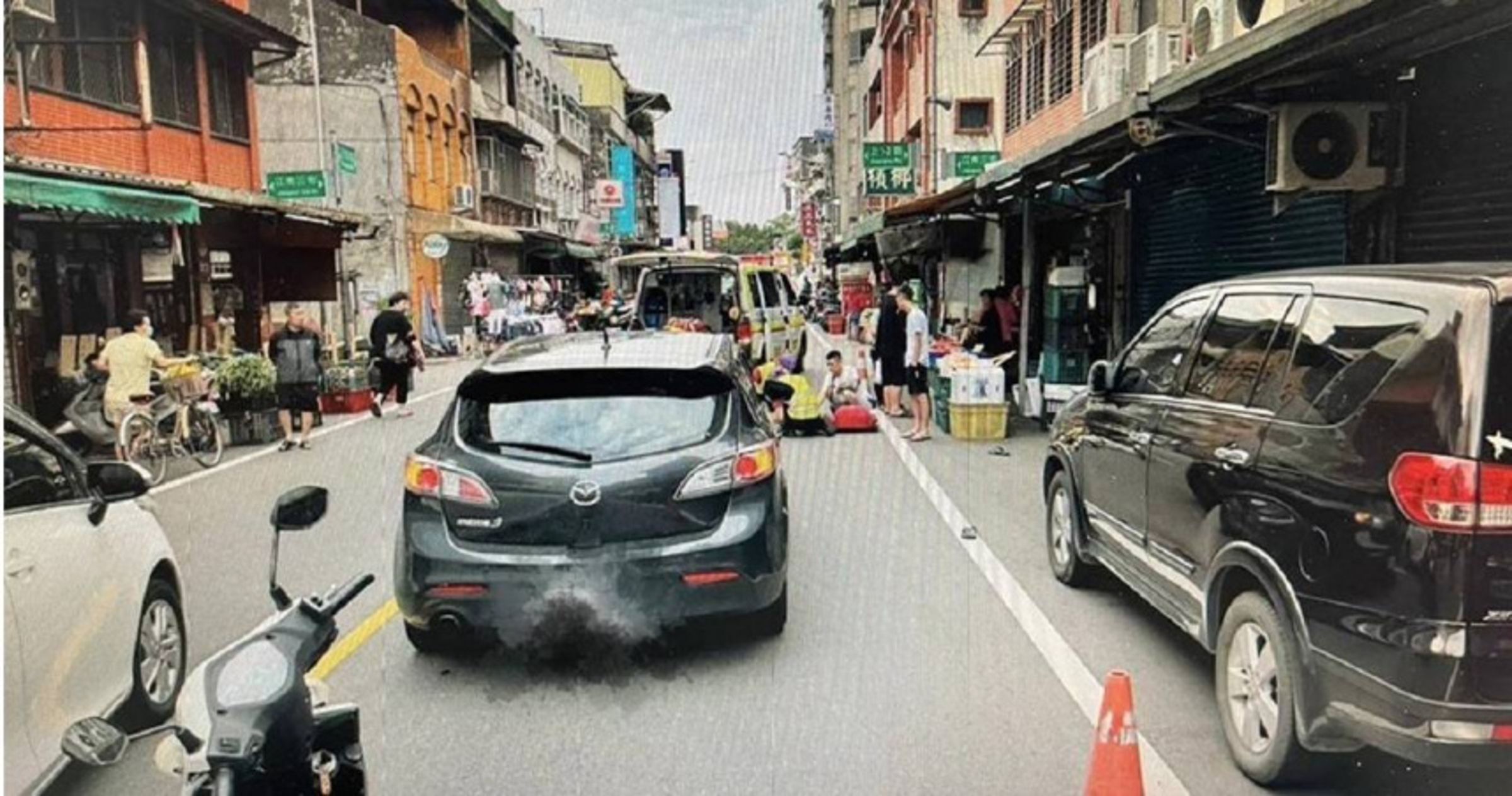 桃園龍安市場今早發生汽車撞到81歲老翁的交通事故,老翁隨即翻滾一圈倒地。(翻攝畫面)