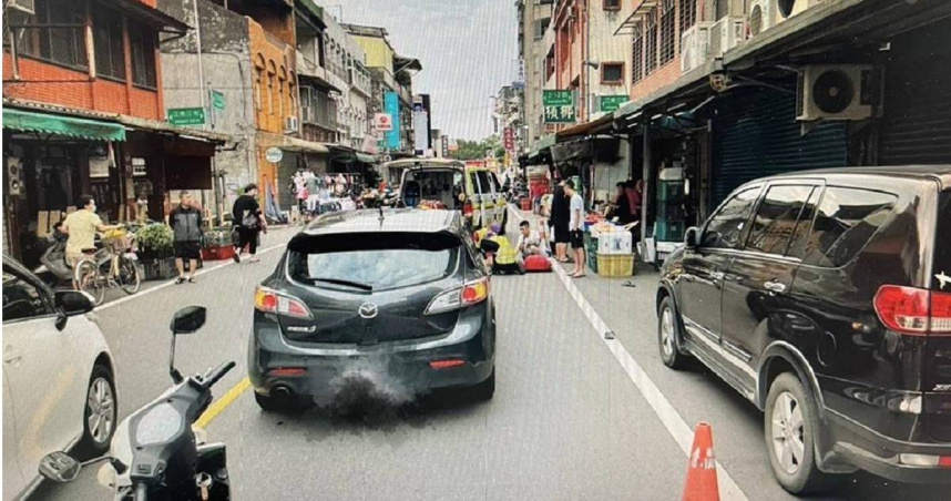 桃園龍安市場今早發生汽車撞到81歲老翁的交通事故，老翁隨即翻滾一圈倒地。（翻攝畫面）