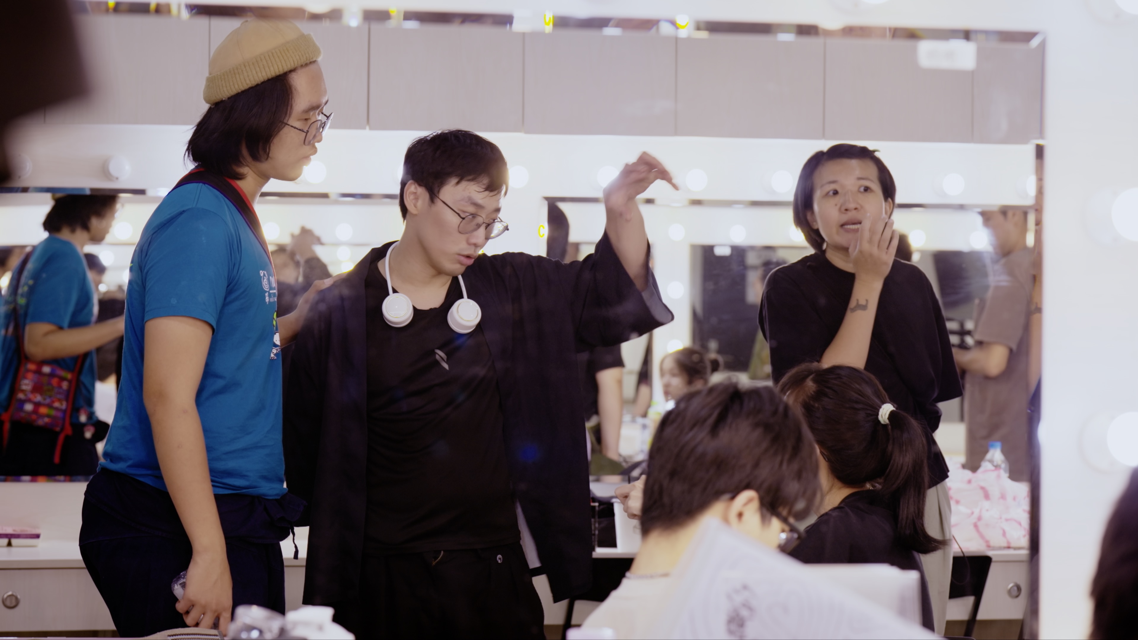 劇場導演林靖雁（中）以舞台劇訴說自己解離的經驗。（公視提供）