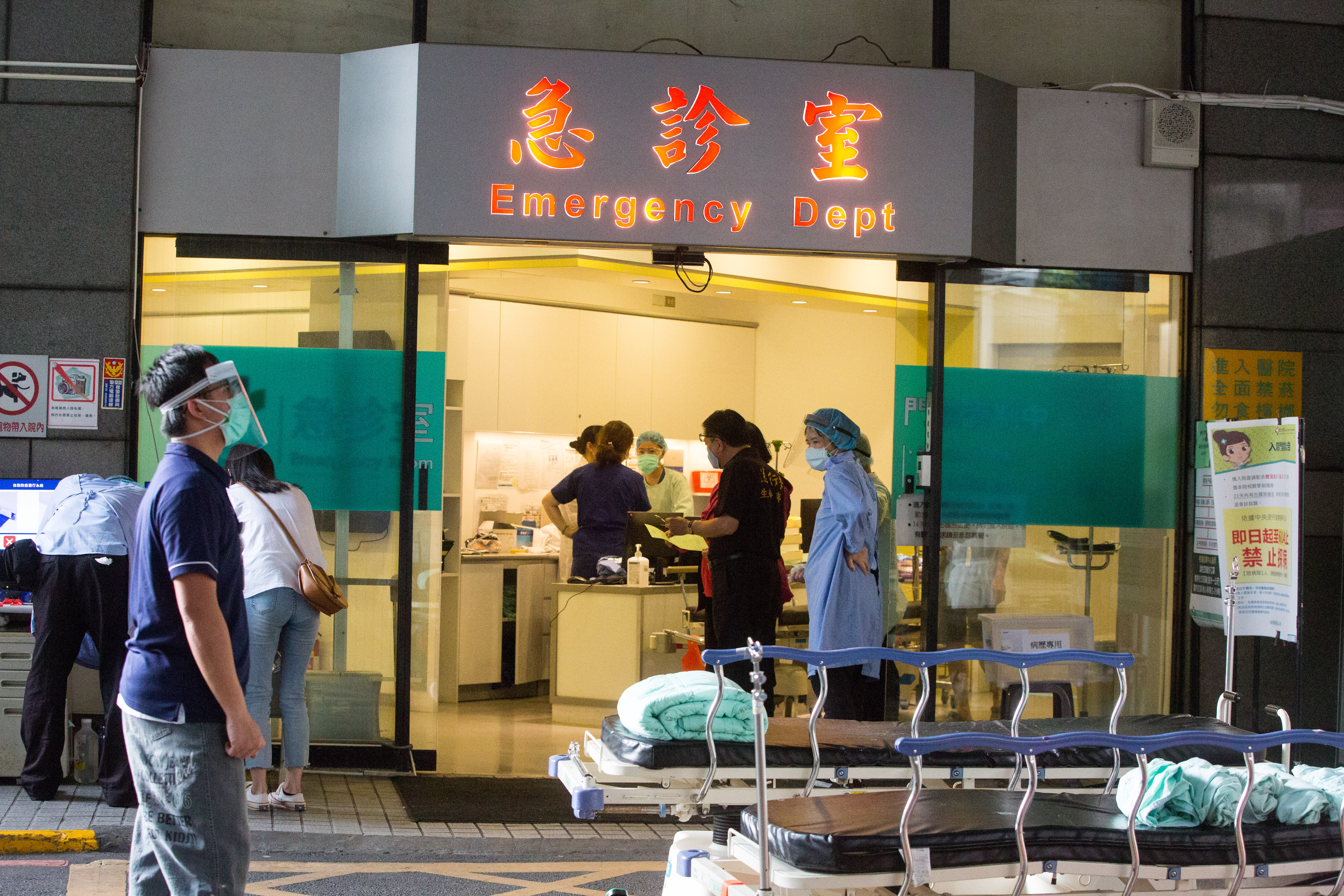 目前國內COVID-19、流感流行期，疾管署提醒要做好個人防護措施，也呼籲民眾接種疫苗。（本刊資料照）