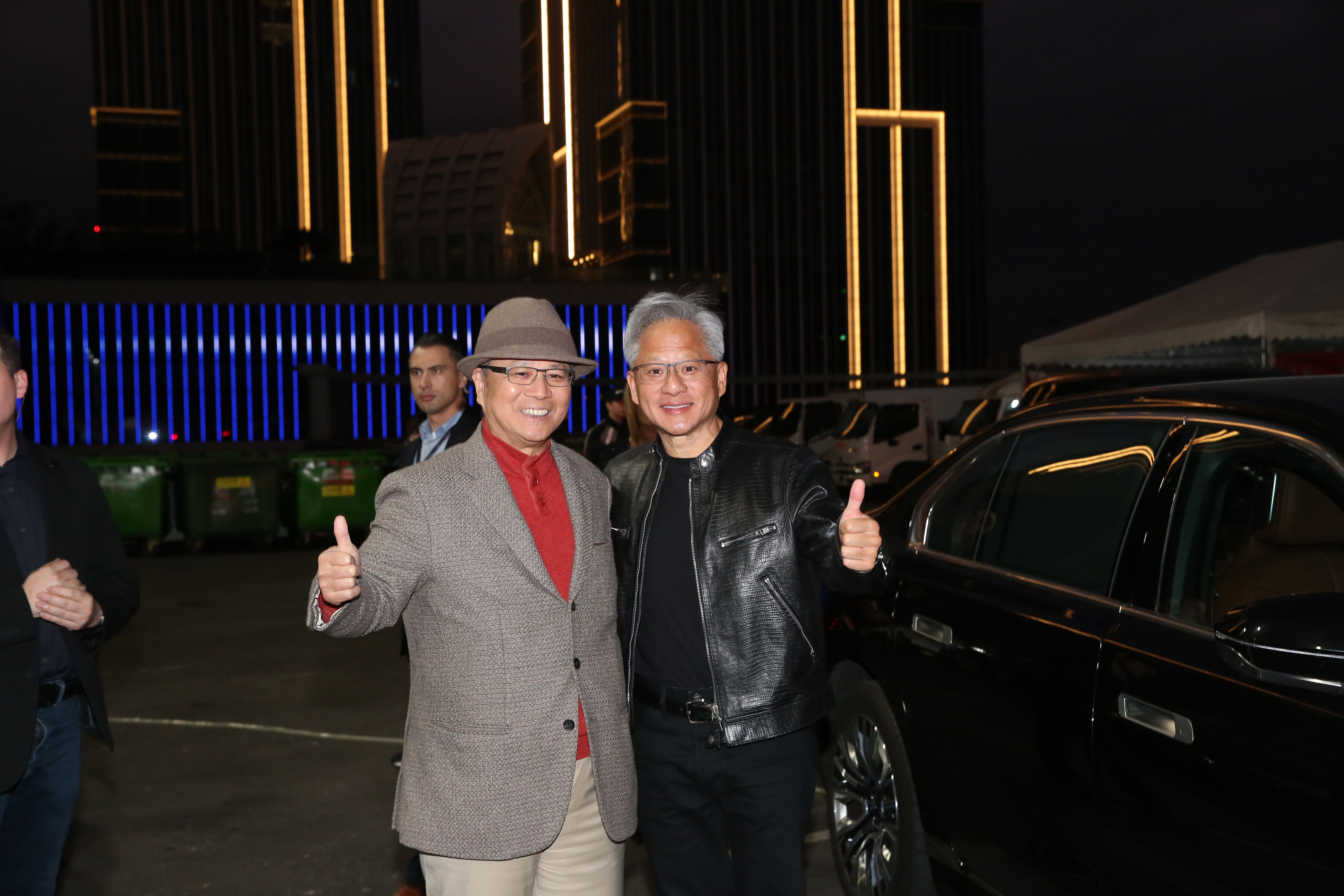 黃仁勳走祕密通道趕場輝達和緯創尾牙，和緯創董事長林憲銘（左）合照。