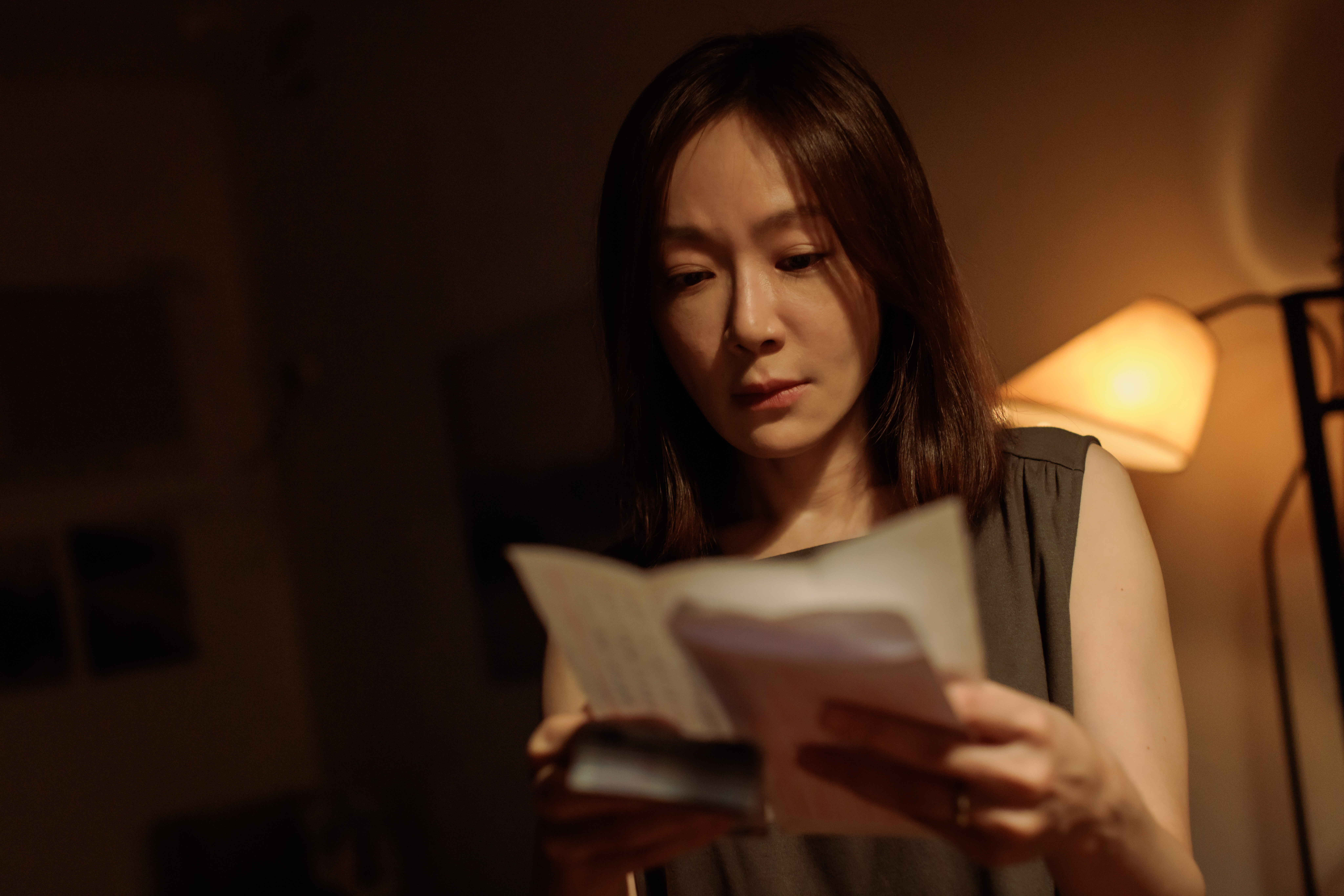 尹馨在華視犯罪懸疑劇《孔雀魚》中飾演特殊現場清潔員。（華視、公視台語台提供）