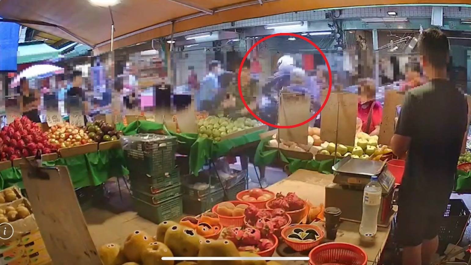 朱男（紅圈）在龍江市場搶奪婦人脖子上的金項鍊，逃逸時一度造成混亂。（翻攝畫面）