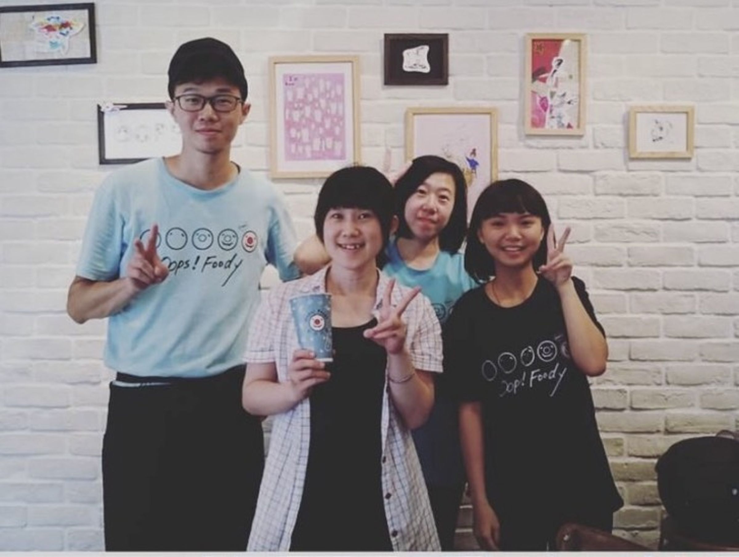 26歲就創業的吳振承（左1），覺得自己親和力十足，很適合賣早午餐。（歐浮找餐提供）