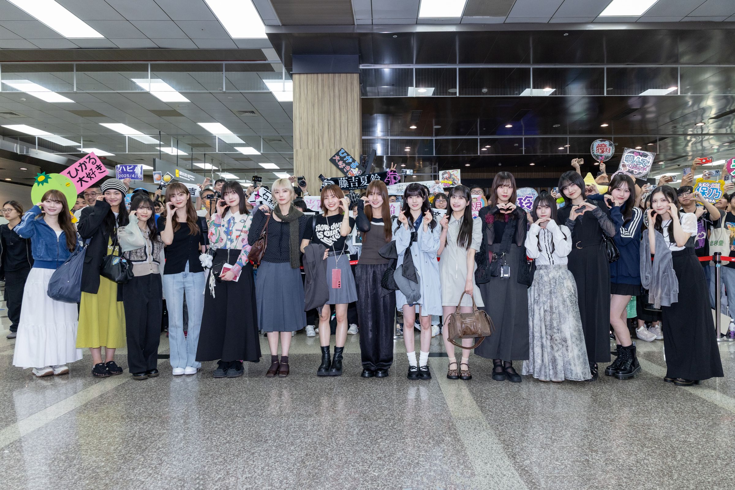 櫻坂46第一次團體來台表演。左起：守屋麗奈、山﨑天、森田輝、田村保乃、大園玲、藤吉夏鈴、松田里奈、中嶋優月、石森璃花、村井優、村山美羽、山下瞳月、的野美青、向井純葉、谷口愛季。（好玩專賣店提供）