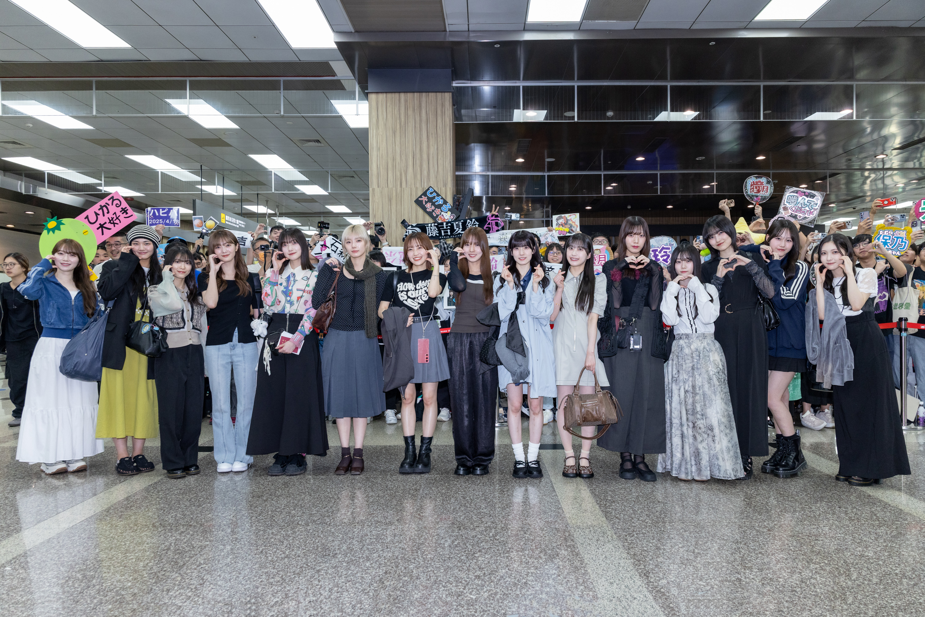 櫻坂46第一次團體來台表演。左起：守屋麗奈、山﨑天、森田輝、田村保乃、大園玲、藤吉夏鈴、松田里奈、中嶋優月、石森璃花、村井優、村山美羽、山下瞳月、的野美青、向井純葉、谷口愛季。（好玩專賣店提供）