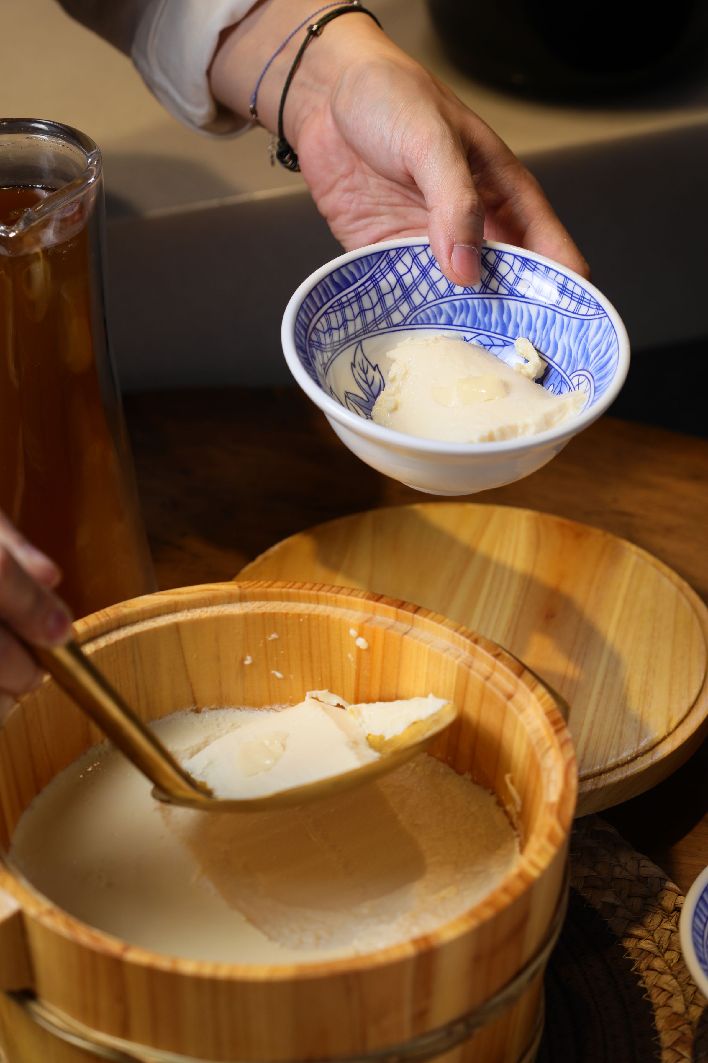 Sandra說木桶豆花是用綠島鹽滷自己點的,還專門訂做了一支黃銅豆花杓,誰知到貨才發現尺寸太大,陰錯陽差的故事聽得眾人發笑。