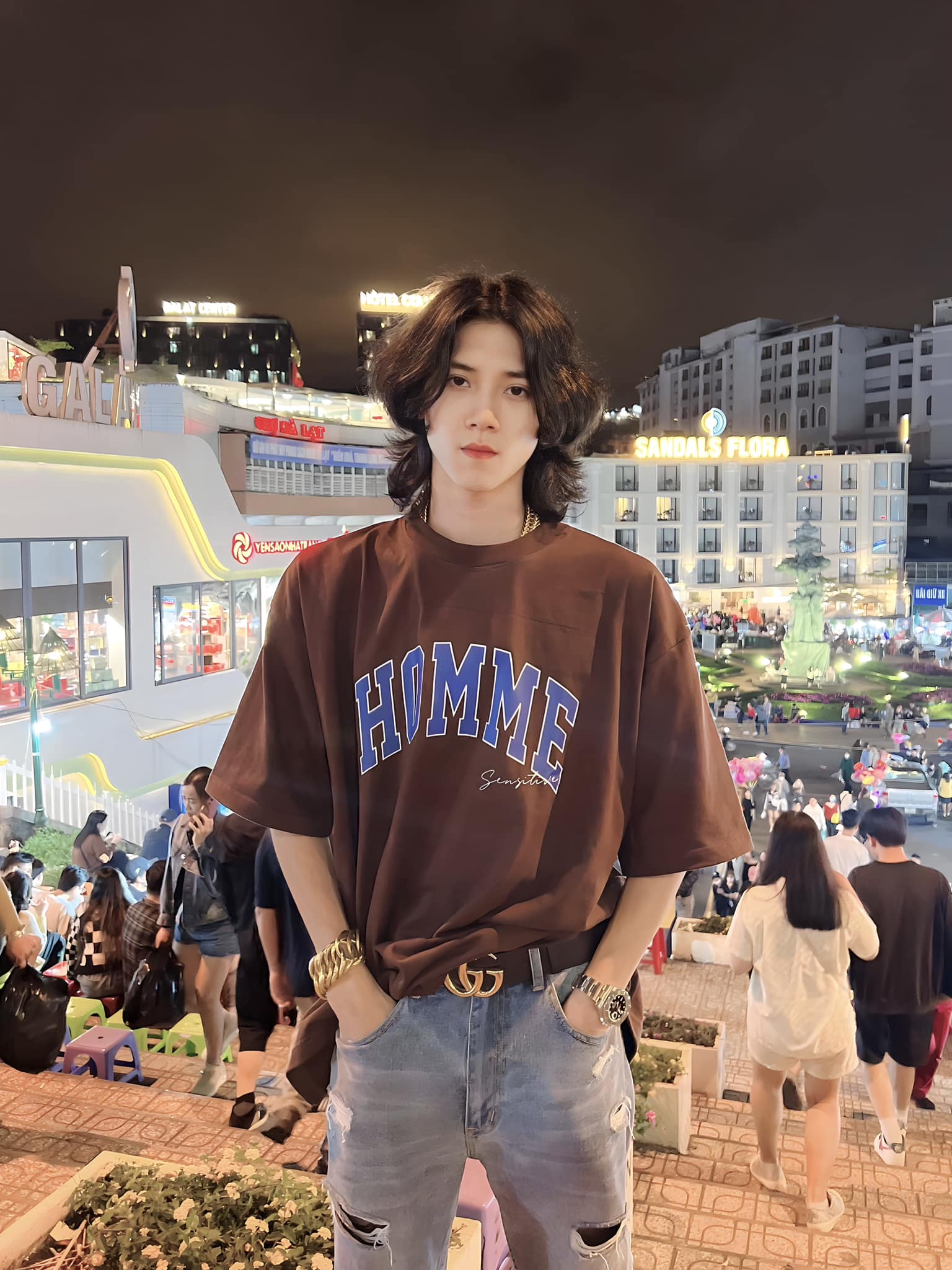 網紅Beer在片中多次向曾被他開口借錢或求助的長輩與好友致歉，承認當時因走投無路而顯得自私。（翻攝自อนุสรณ์ โพธิ์ทอง臉書）