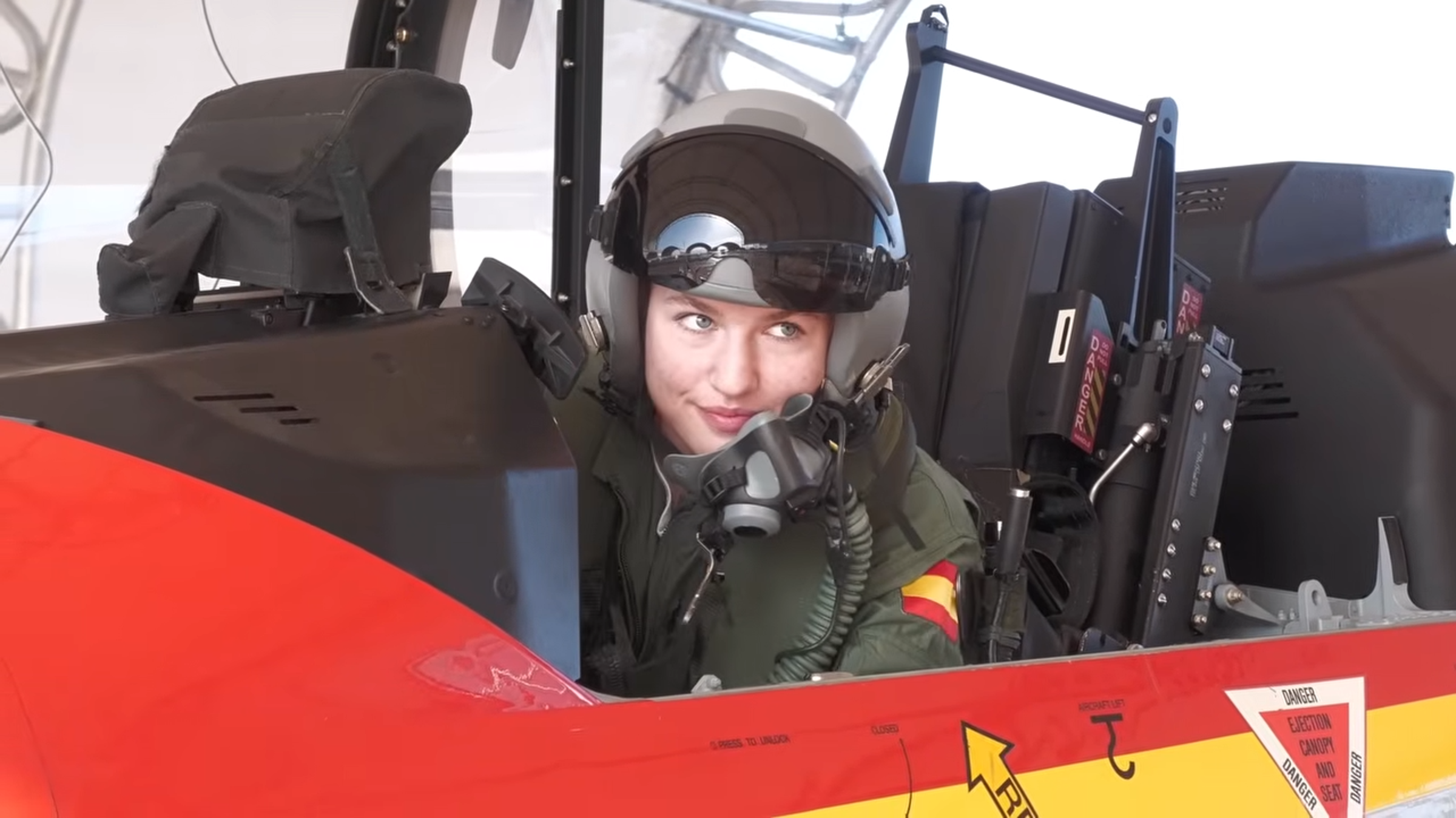 萊昂諾公主完成空軍的首次單飛。(翻攝casarealtv YouTube頻道)