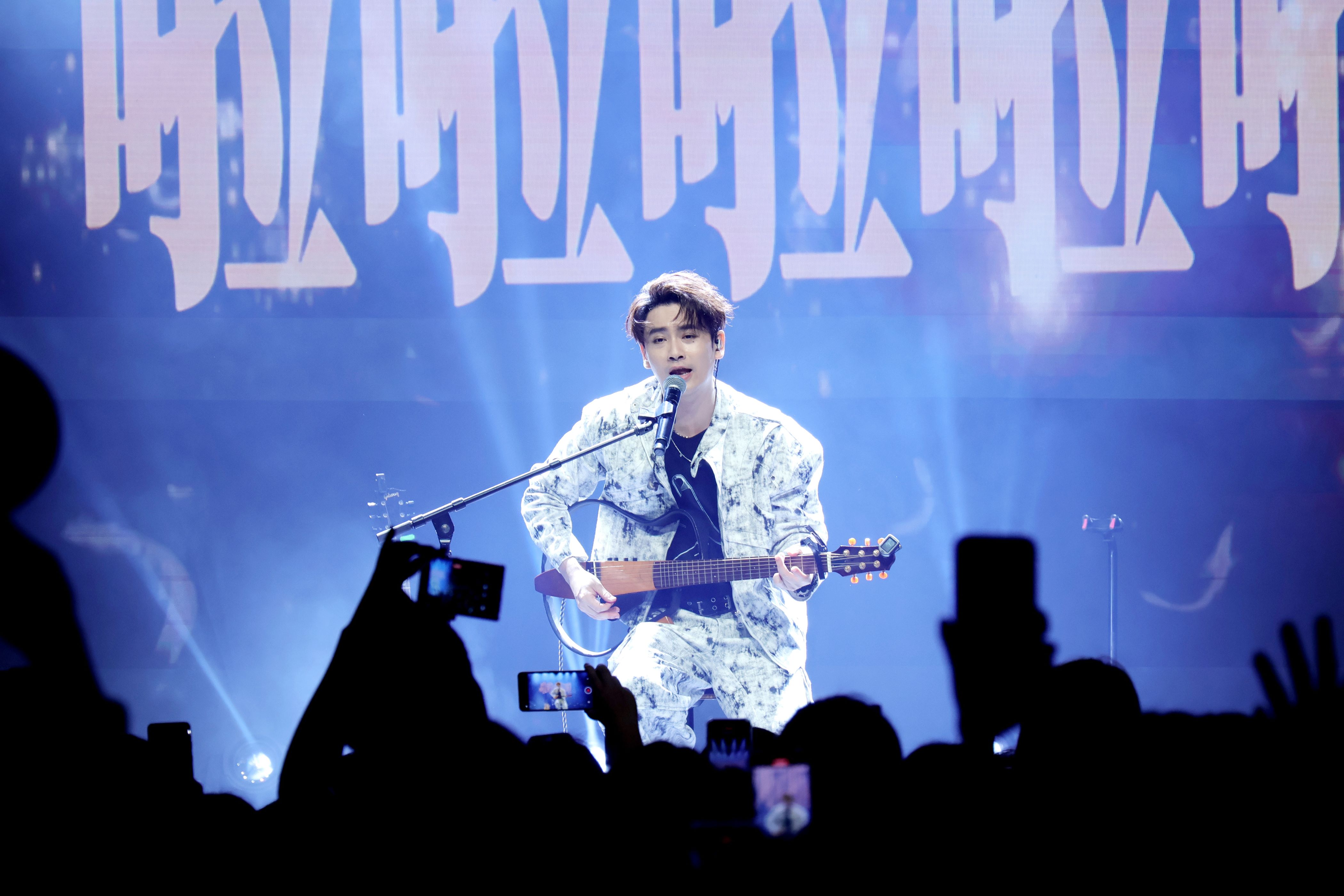 陳德修在三創Clapper Studio舉行《適者生存 STAY ALIVE》台北站演唱會。（陳德修工作室提供）