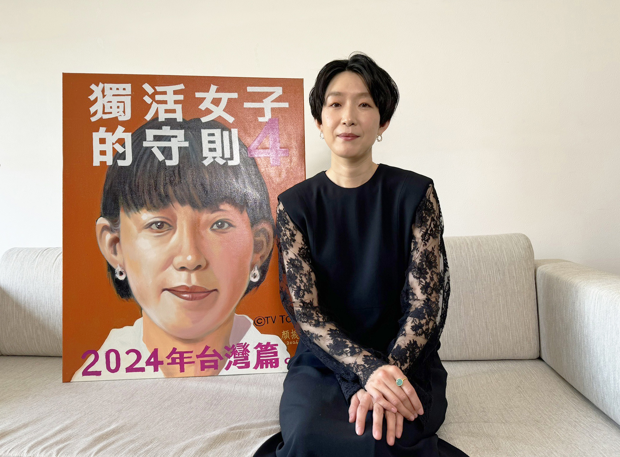 國寶級畫師顏振發為江口德子畫下《獨活女子的守則4》的巨型海報。(Hami Video提供)