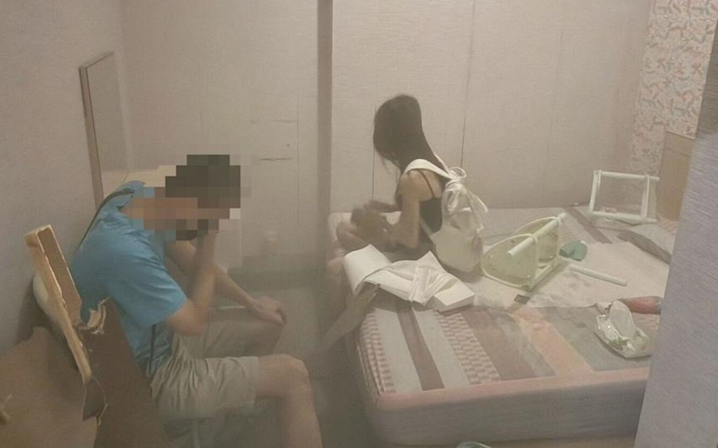 恩客得知剛剛買春完的女子真實身份,當場低頭掩面。(翻攝畫面)