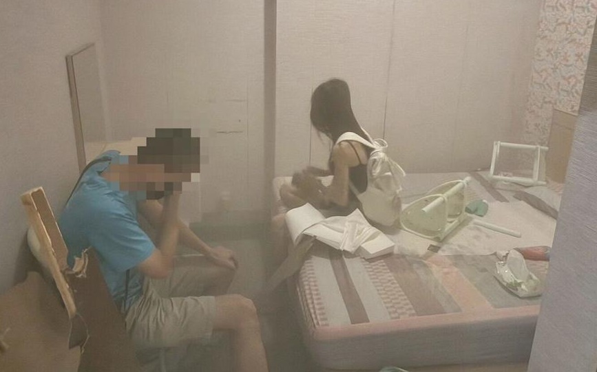 恩客得知剛剛買春完的女子真實身份，當場低頭掩面。（翻攝畫面）