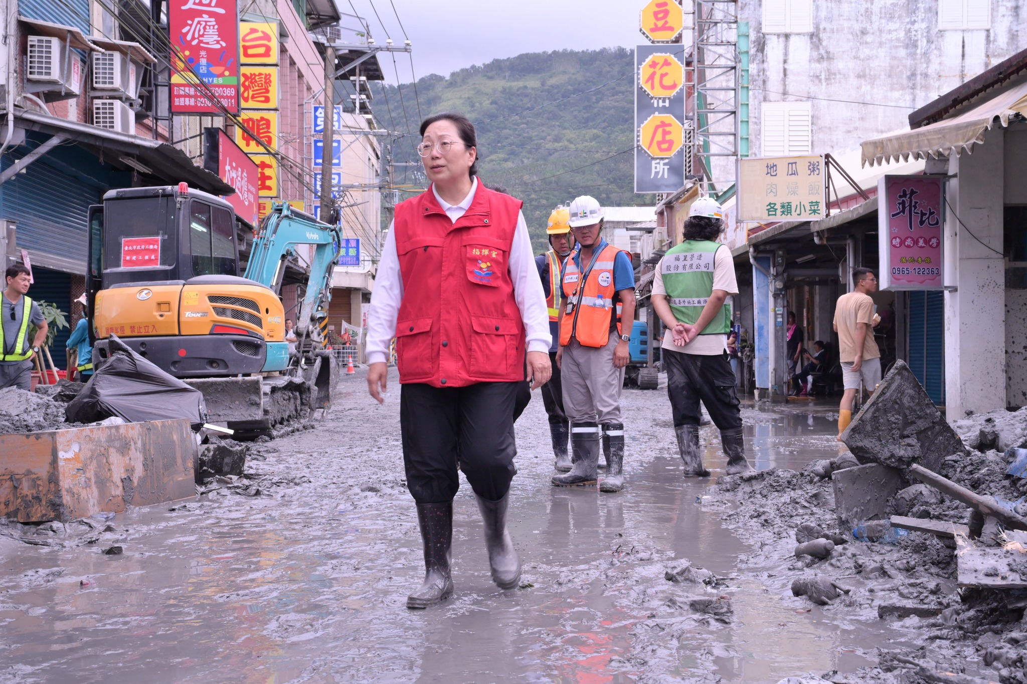 徐榛蔚27日到阿陶莫部落勘災。（翻攝自徐榛蔚臉書）