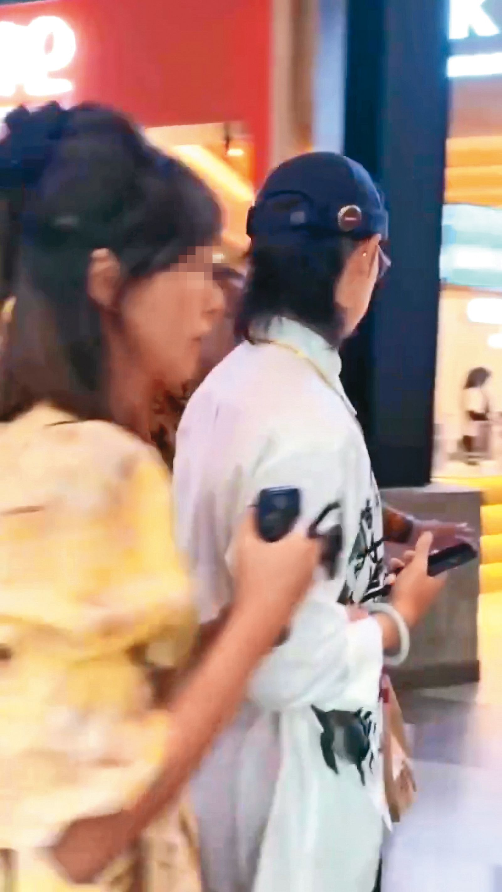 吳建豪（右）與傳是新歡的女伴（左）勾手逛商場，被讚毫無架子。（翻攝自surabayago IG）