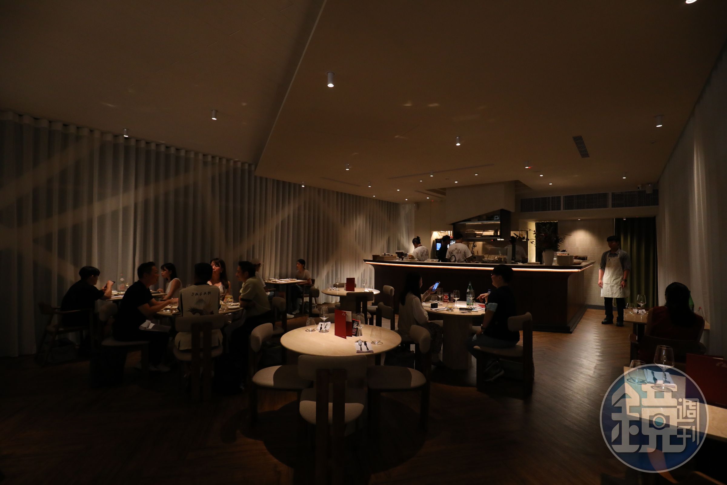 Bonami的用餐空間,到了夜晚氛圍與白日截然不同,非常適合情人約會。