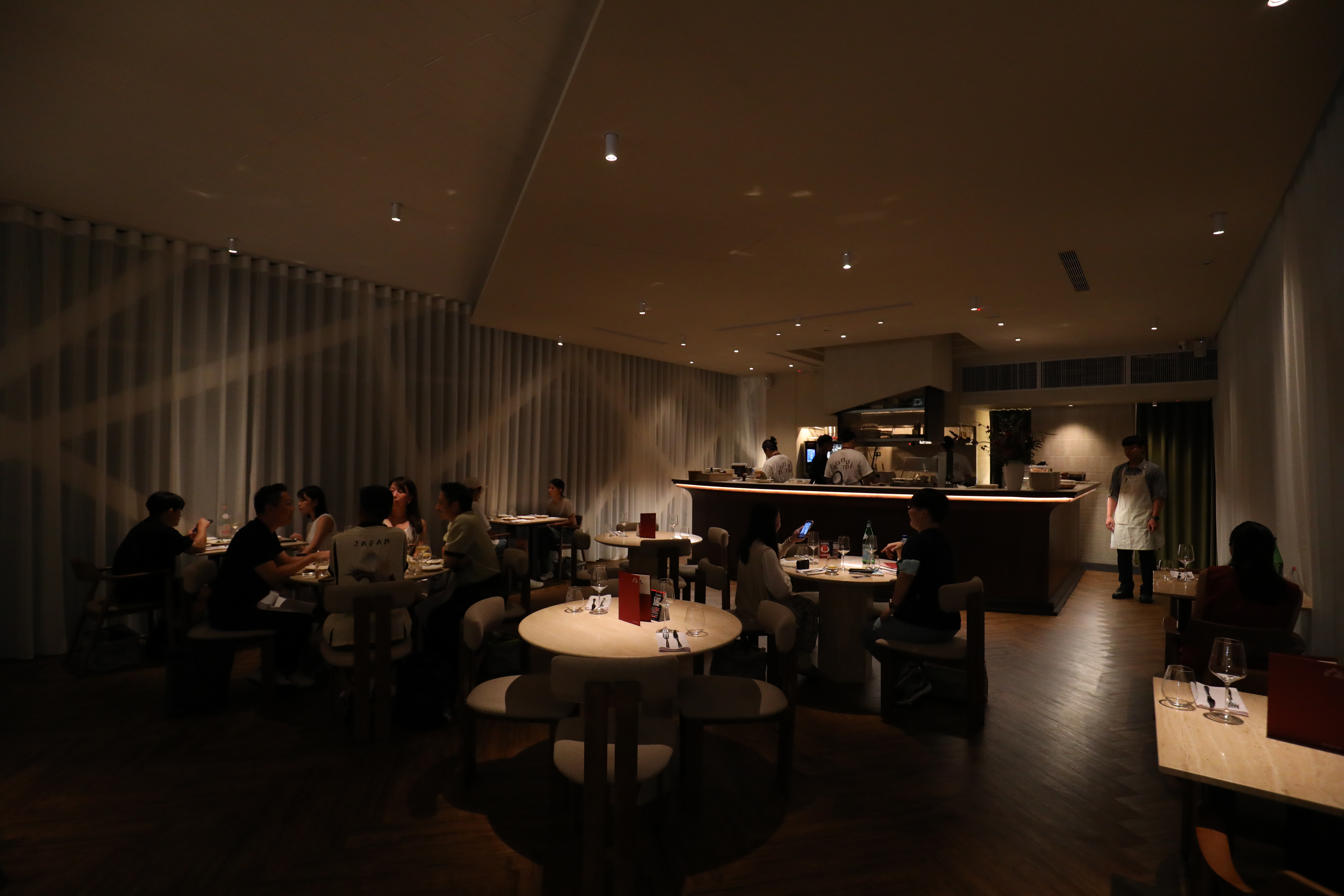 Bonami的用餐空間,到了夜晚氛圍與白日截然不同,非常適合情人約會。