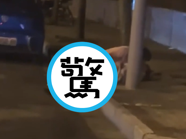 整條大馬路都是我炮房！男抱妹子瘋狂野戰超誇張。（翻自《吃瓜網》）