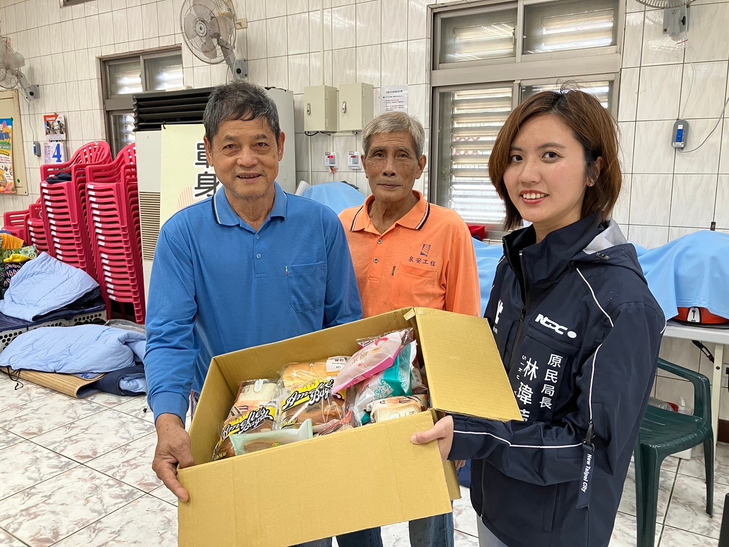 新北市原民局局長Siku Yaway攜物資慰問族人。(新北市原民局提供)