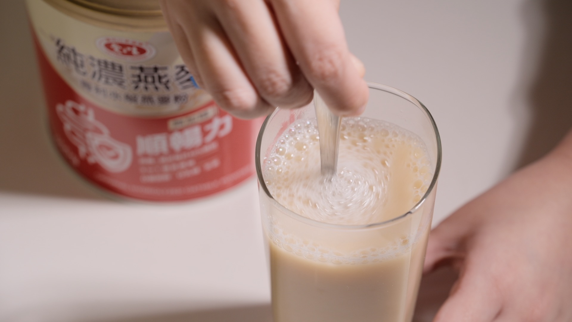 愛之味領先市場導入「專利水解製成」，將燕麥結構處理得更好，不僅粉體更細緻、分布更均勻、保留燕麥原有的膳食纖維，溫水即可沖泡，也讓日常飲用更方便。