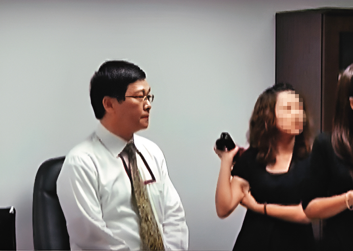 蔡明宏多年來性騷女同事傳聞不斷，士院去年底將他移送職務法庭審理並建議撤職。圖中女性非當事人。（翻攝公視新聞）