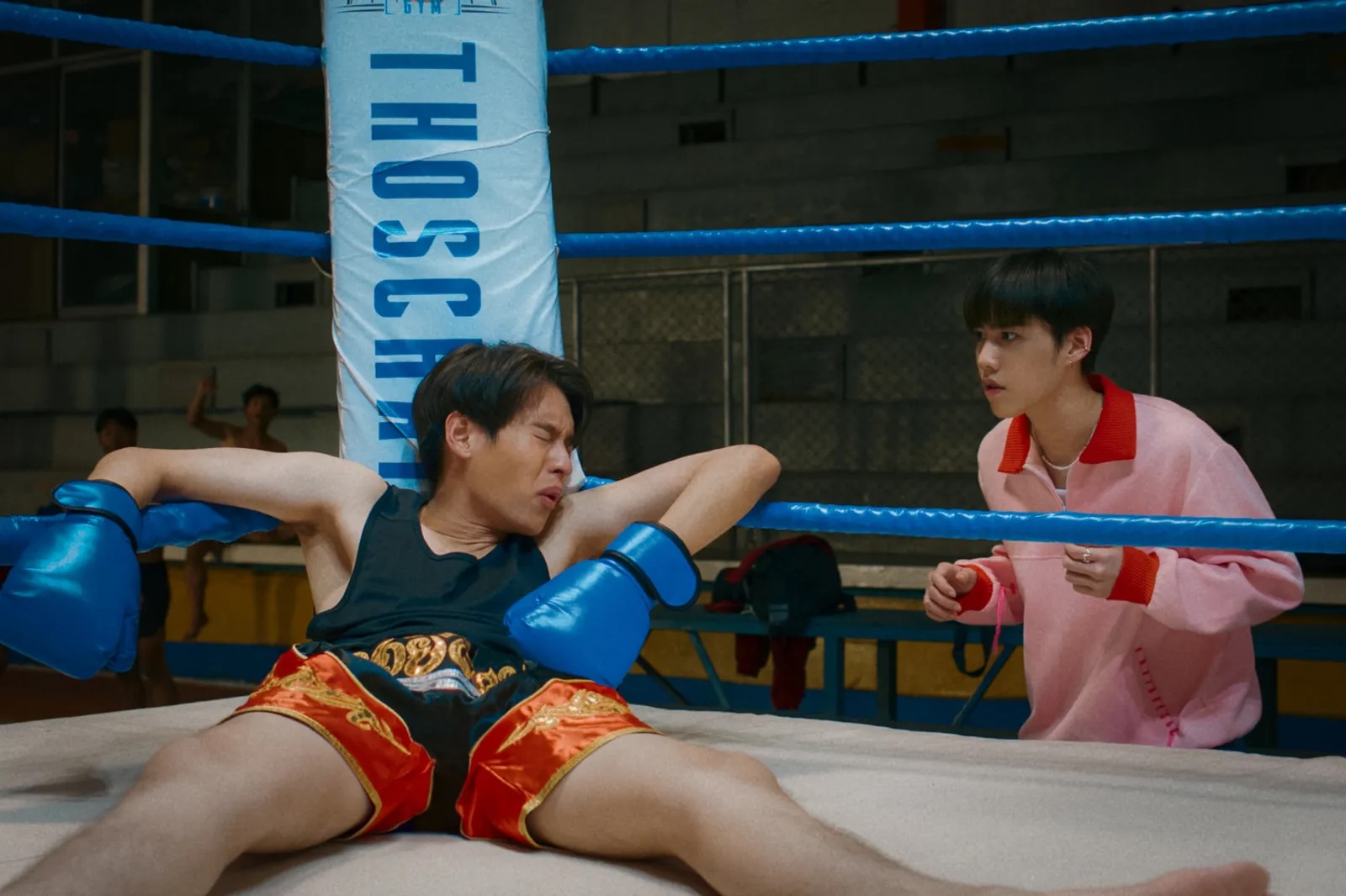 比起台版，《冥婚鬧泰大》融入許多好笑的泰味元素，Billkin為戲犧牲頗多，泰拳場被揍到鼻青臉腫。（金盞花大影業提供）