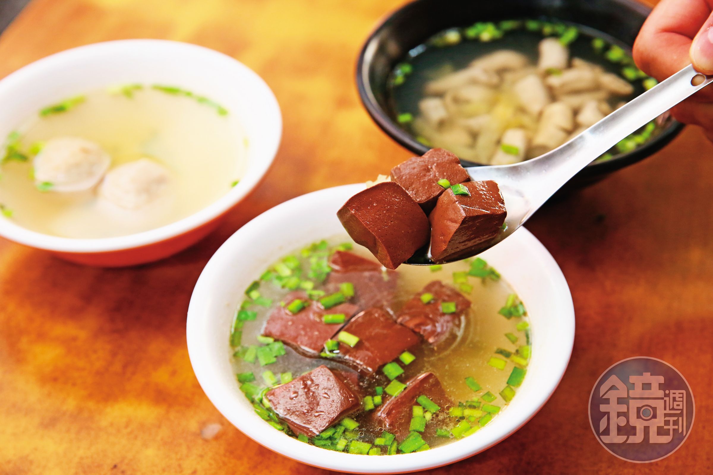 豬血湯也是受歡迎品項，不以沙茶壓味，利用香氣較濃的青頭小本韭菜當佐料，續湯免費。（35元／碗）