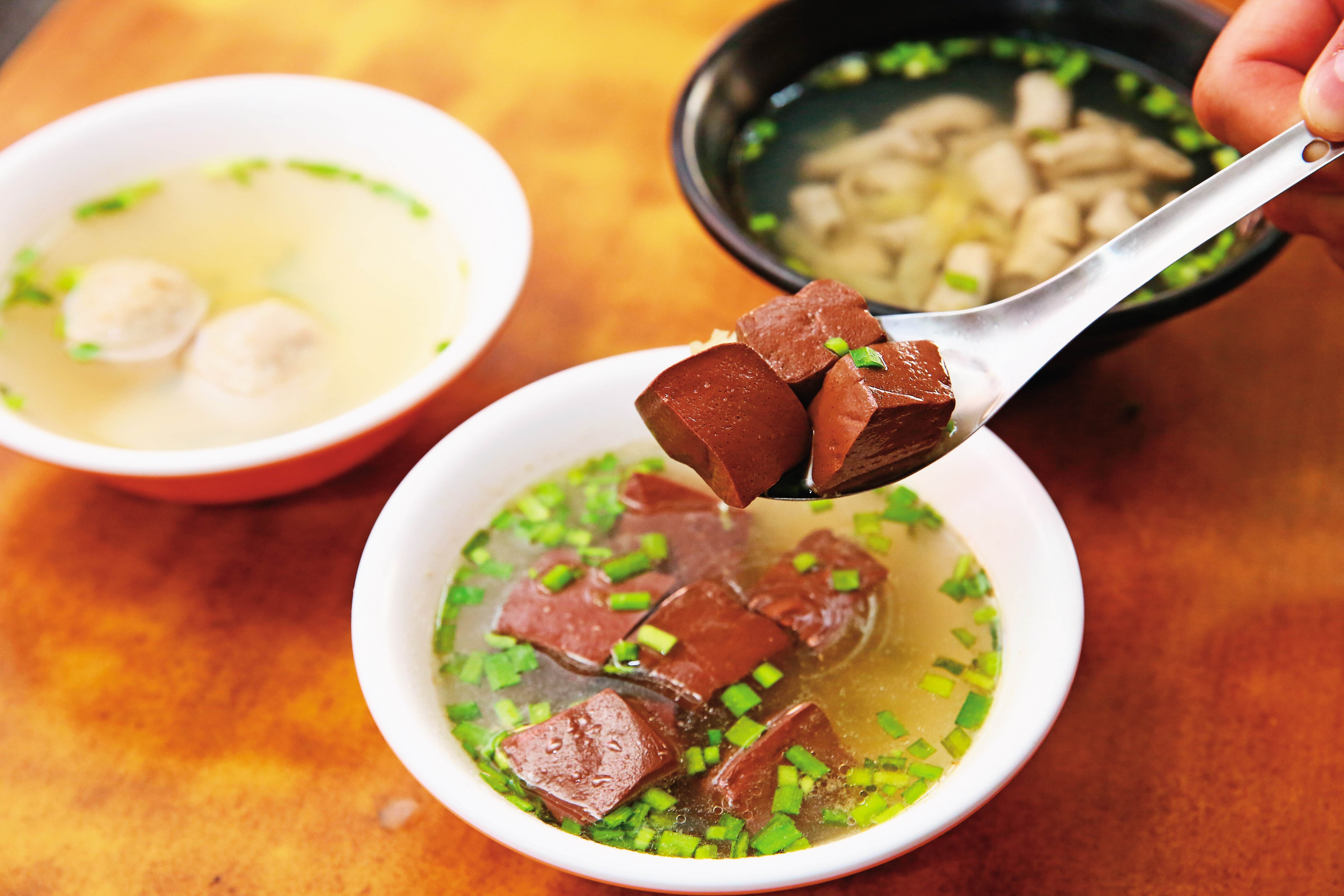 豬血湯也是受歡迎品項，不以沙茶壓味，利用香氣較濃的青頭小本韭菜當佐料，續湯免費。（35元／碗）