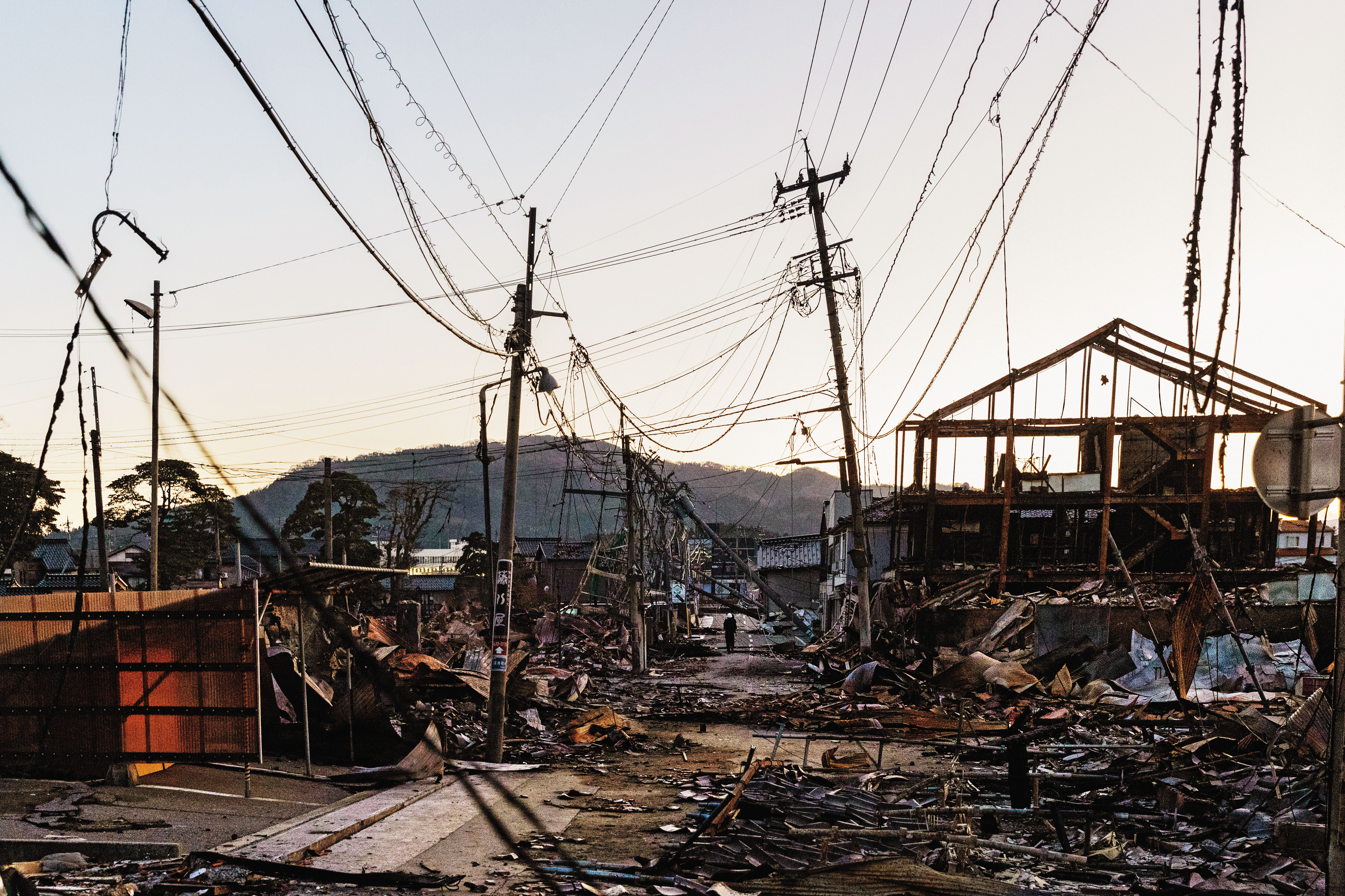 日本能登半島今年元旦發生規模7.6的強震，災區房屋倒塌、滿目瘡痍。