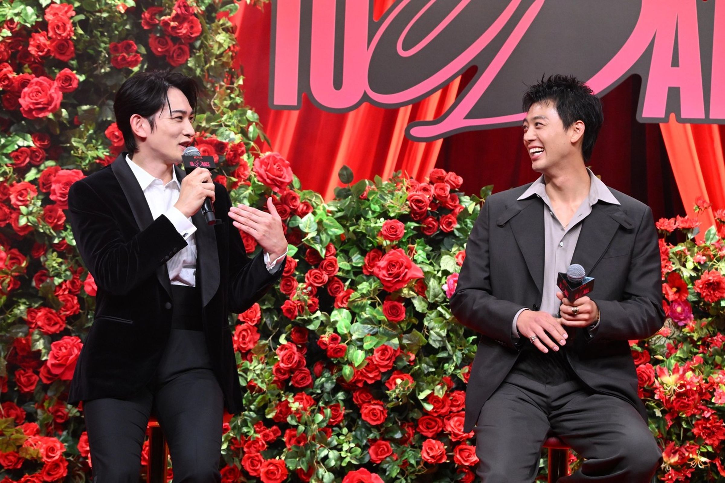 竹內涼真(右)坦言知道町田啓太接演時覺得安心。(翻攝Netflix jp IG)