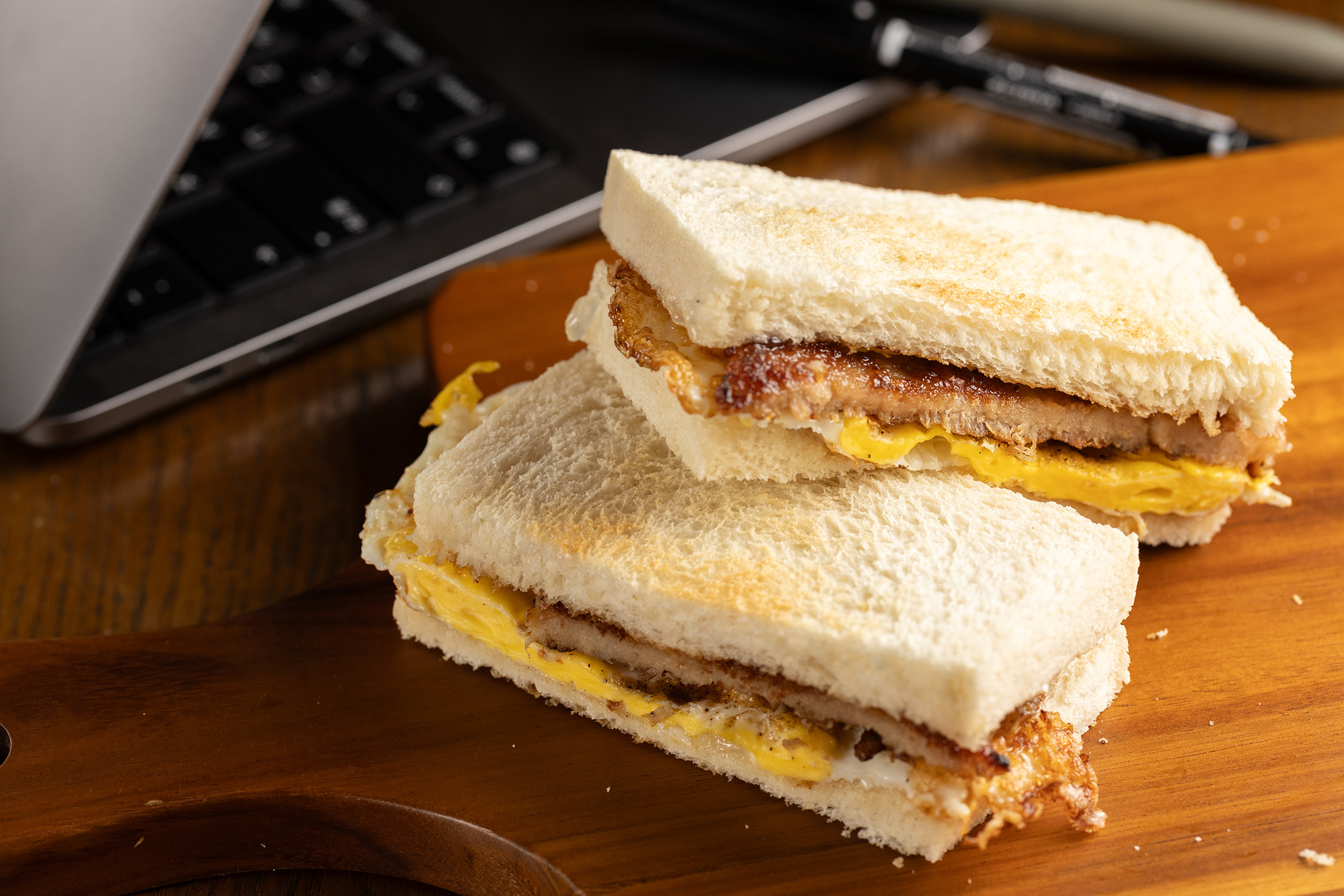連鎖早餐店「八禱炭烤吐司」以美味的肉排蛋吐司，在北投早餐界佔有一席之地。