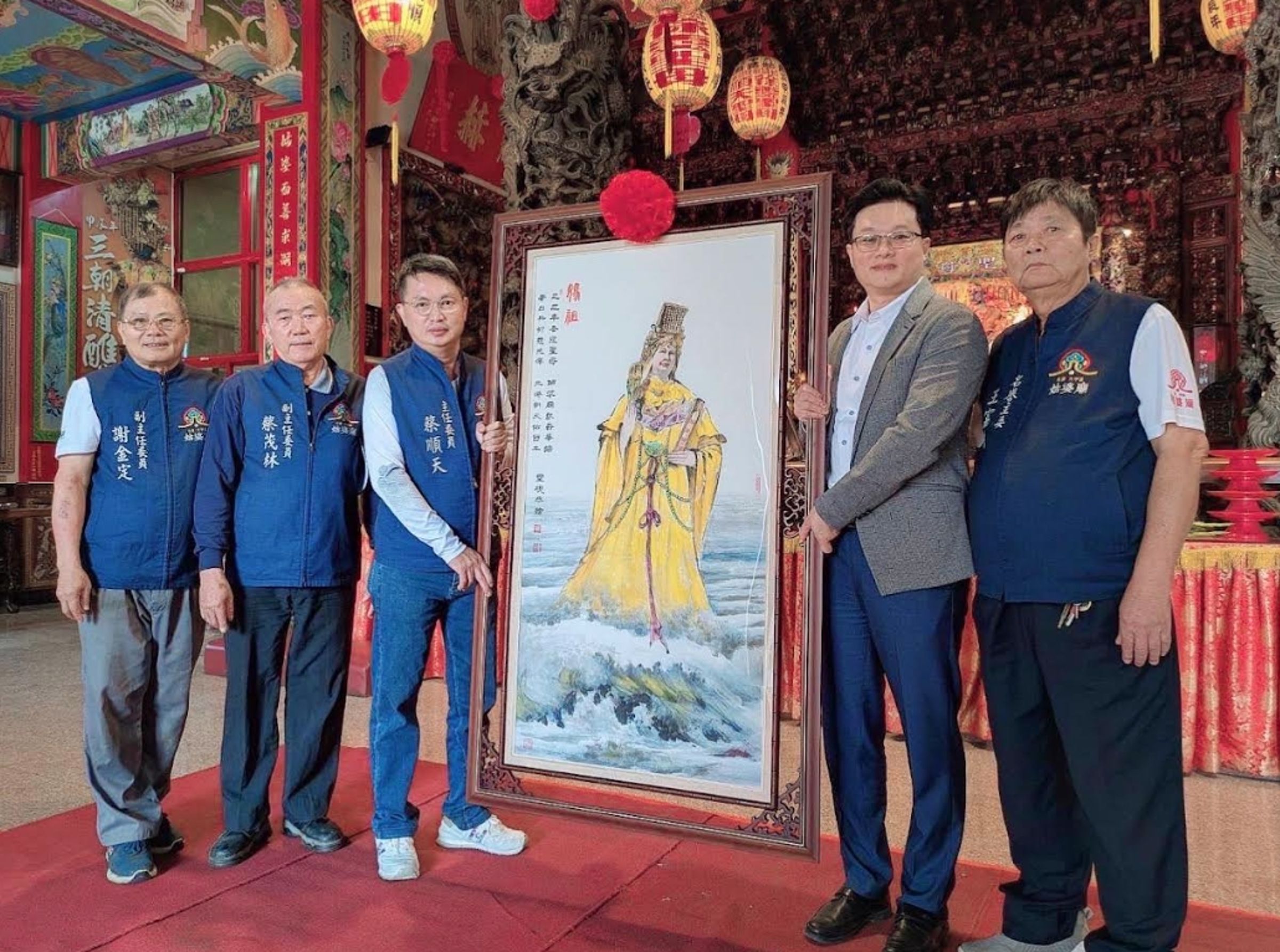 徐健麟赴永康姑婆廟將創作的「媽祖聖像」畫作送給廟方。(永康姑婆廟提供)