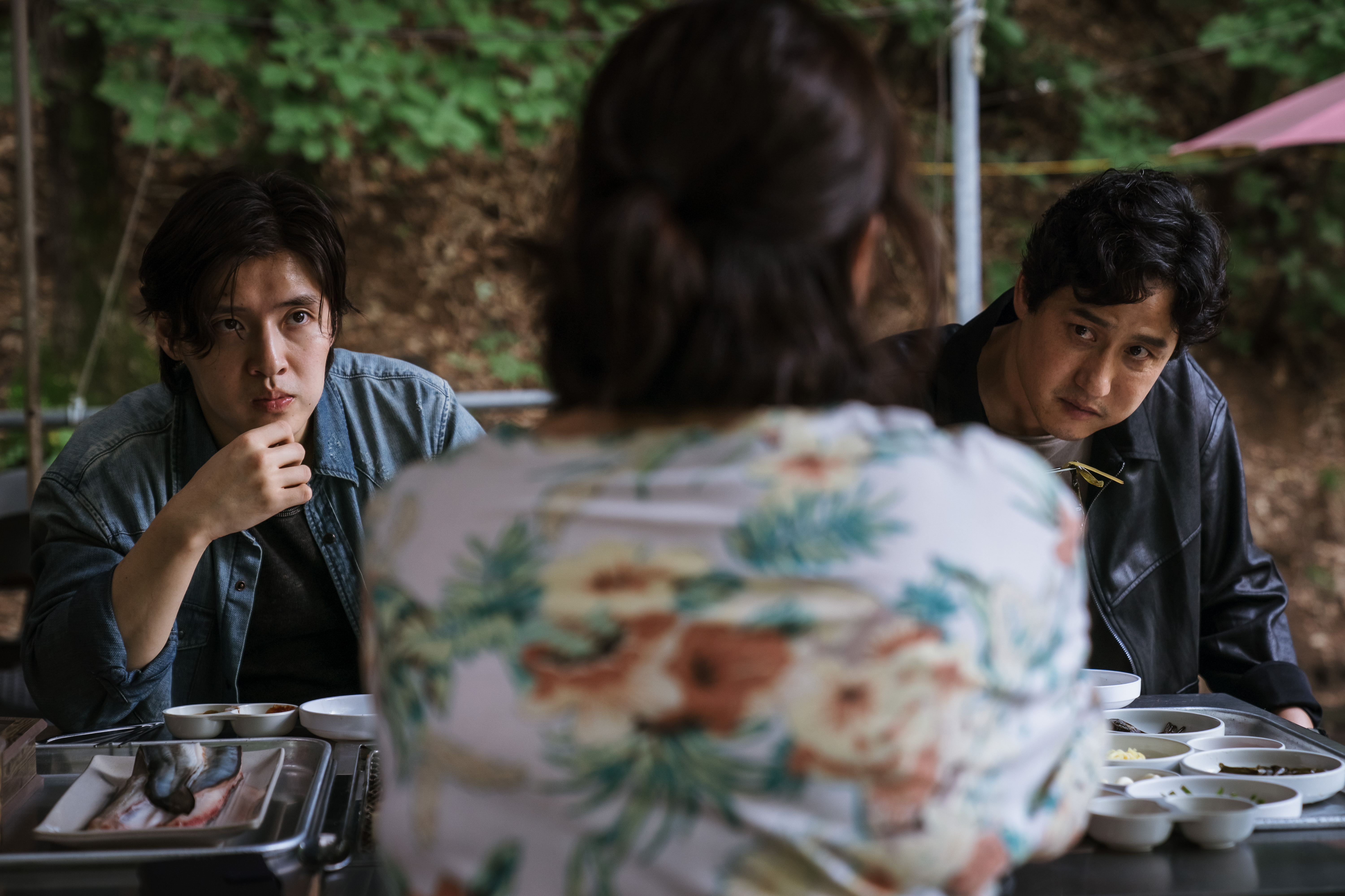 姜河那（左）與朴海俊主演《黑白線人》，拿下今年韓國R級電影冠軍。（可樂電影提供）