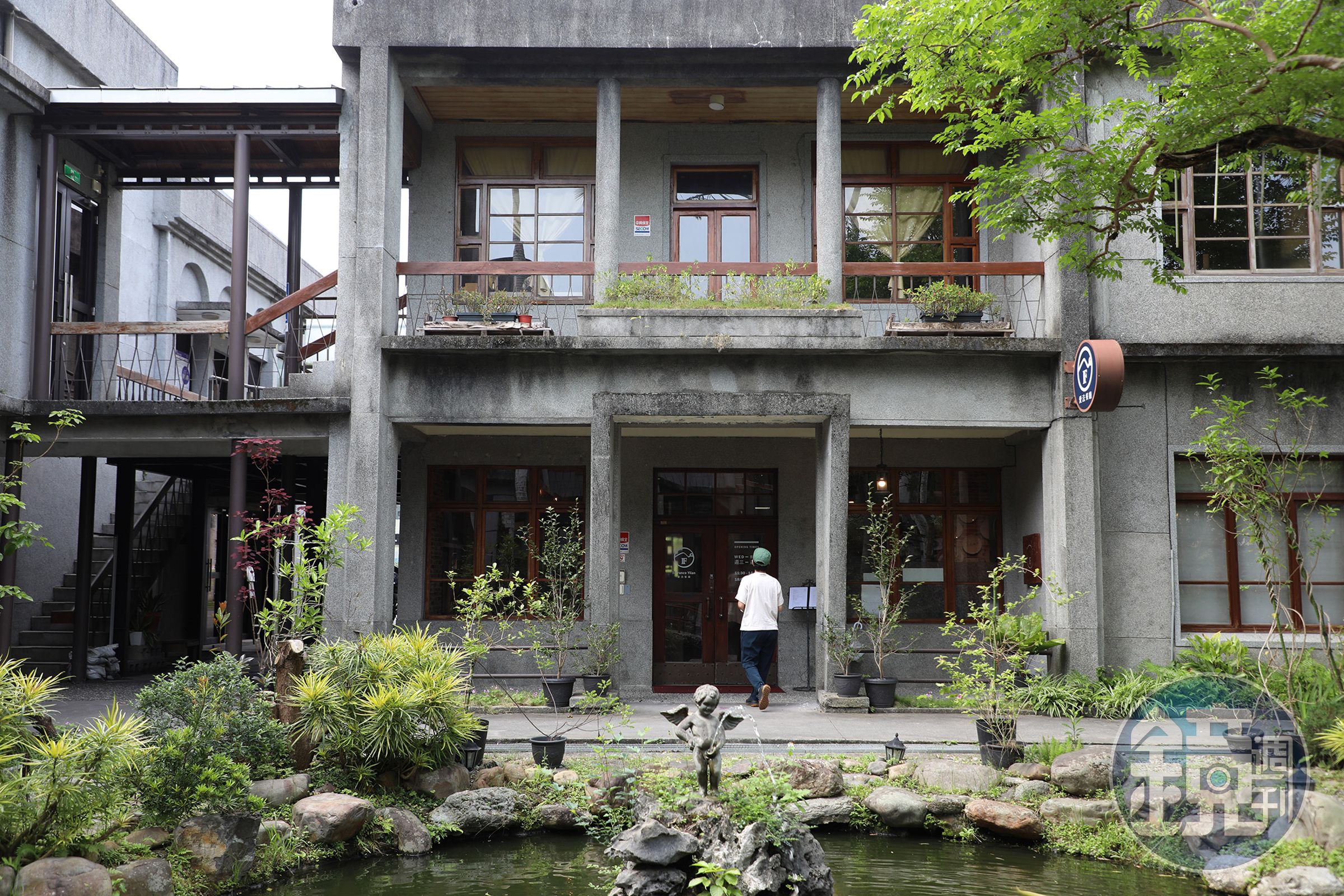 「愛法餐廳」座落於1959年完工的舊宜蘭縣議會內，建築前方還有日式庭園。