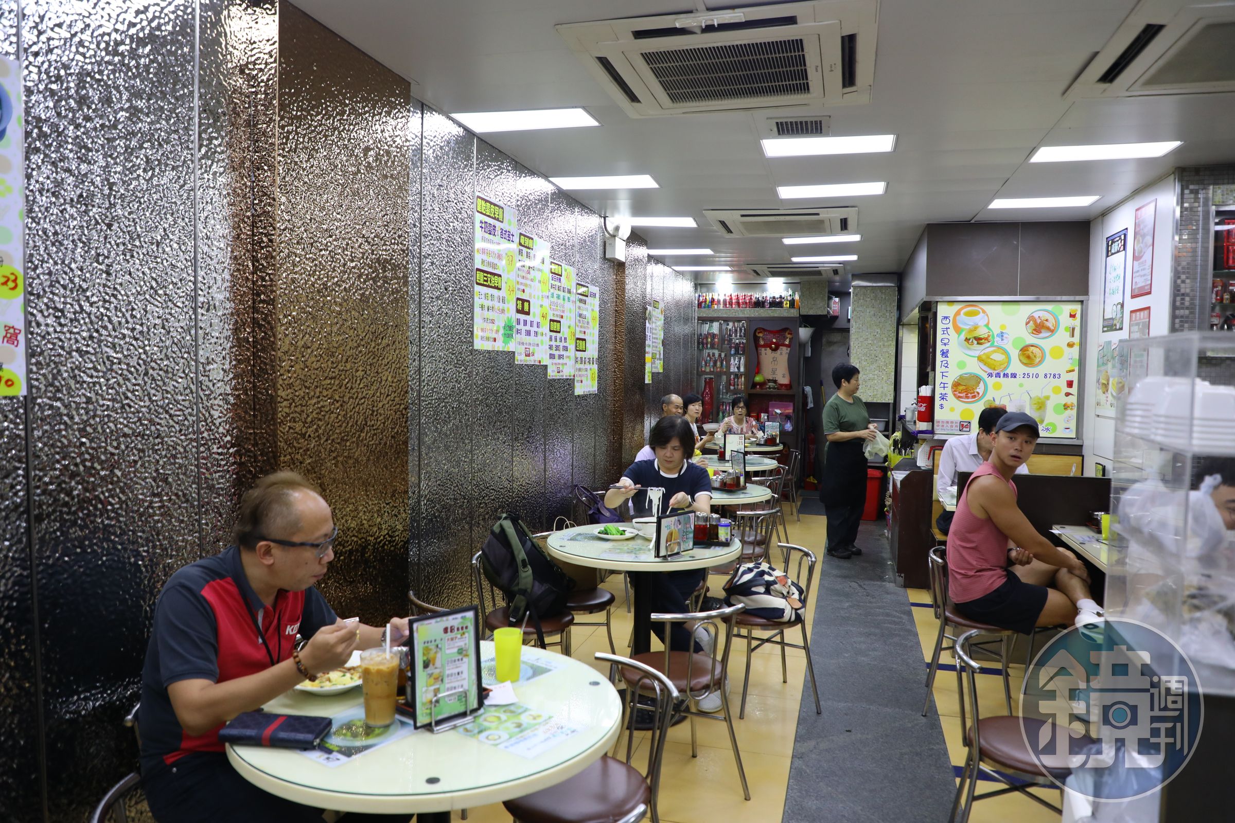 時近午餐時間，德昌魚蛋粉的每張餐檯都坐了人。
