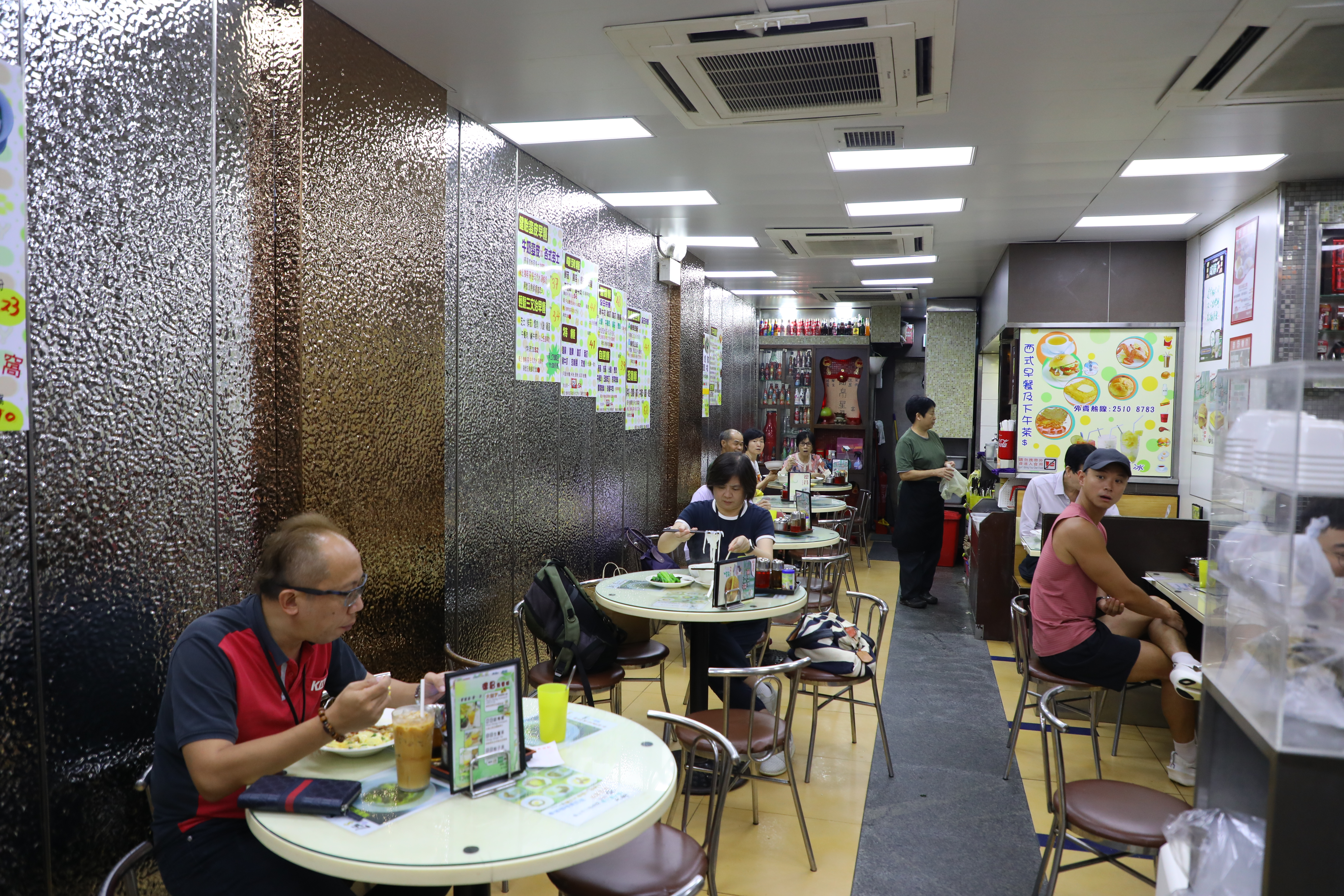 時近午餐時間,德昌魚蛋粉的每張餐檯都坐了人。
