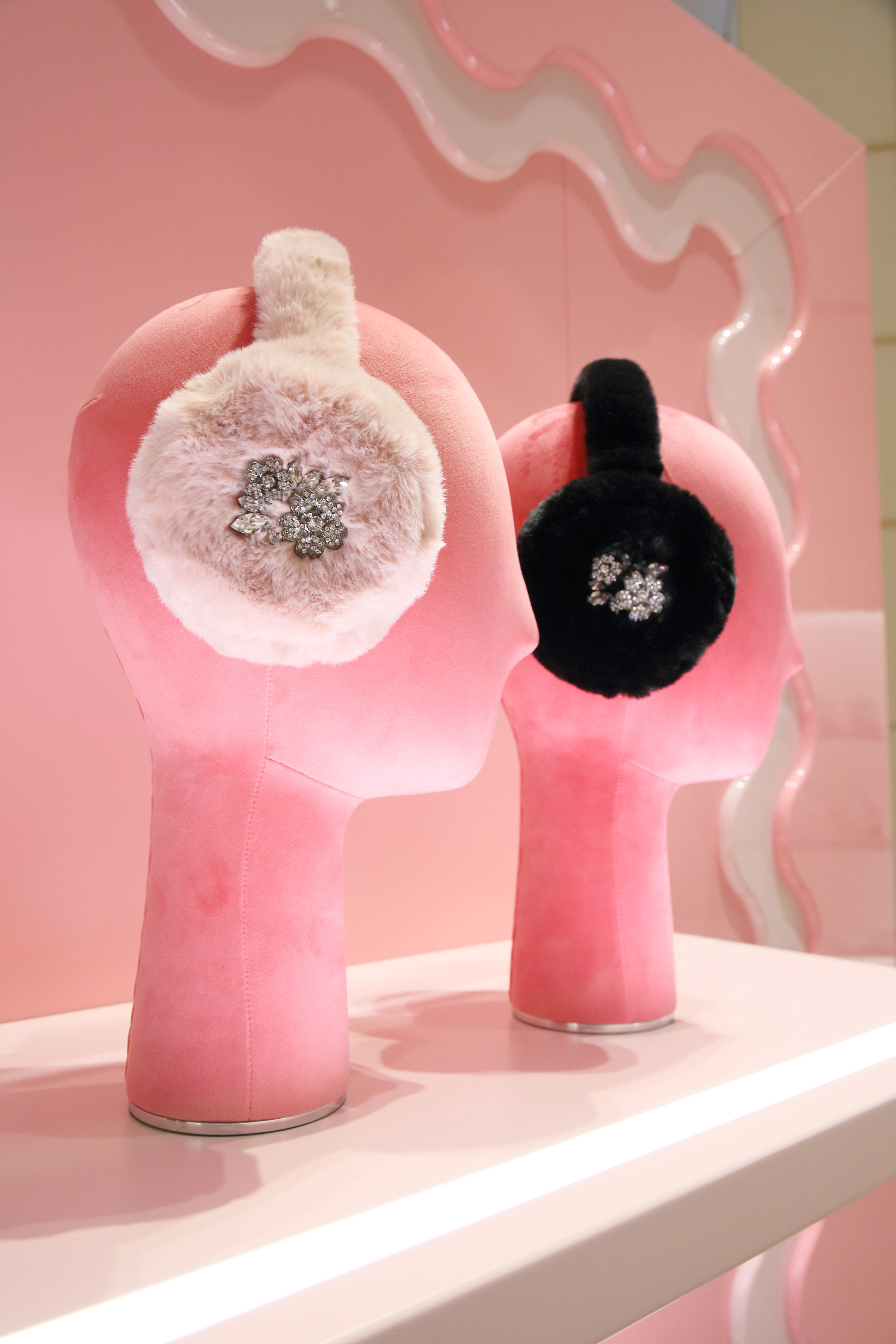 Bouquet花鑽毛絨耳罩。NT$33,300（迪生提供）