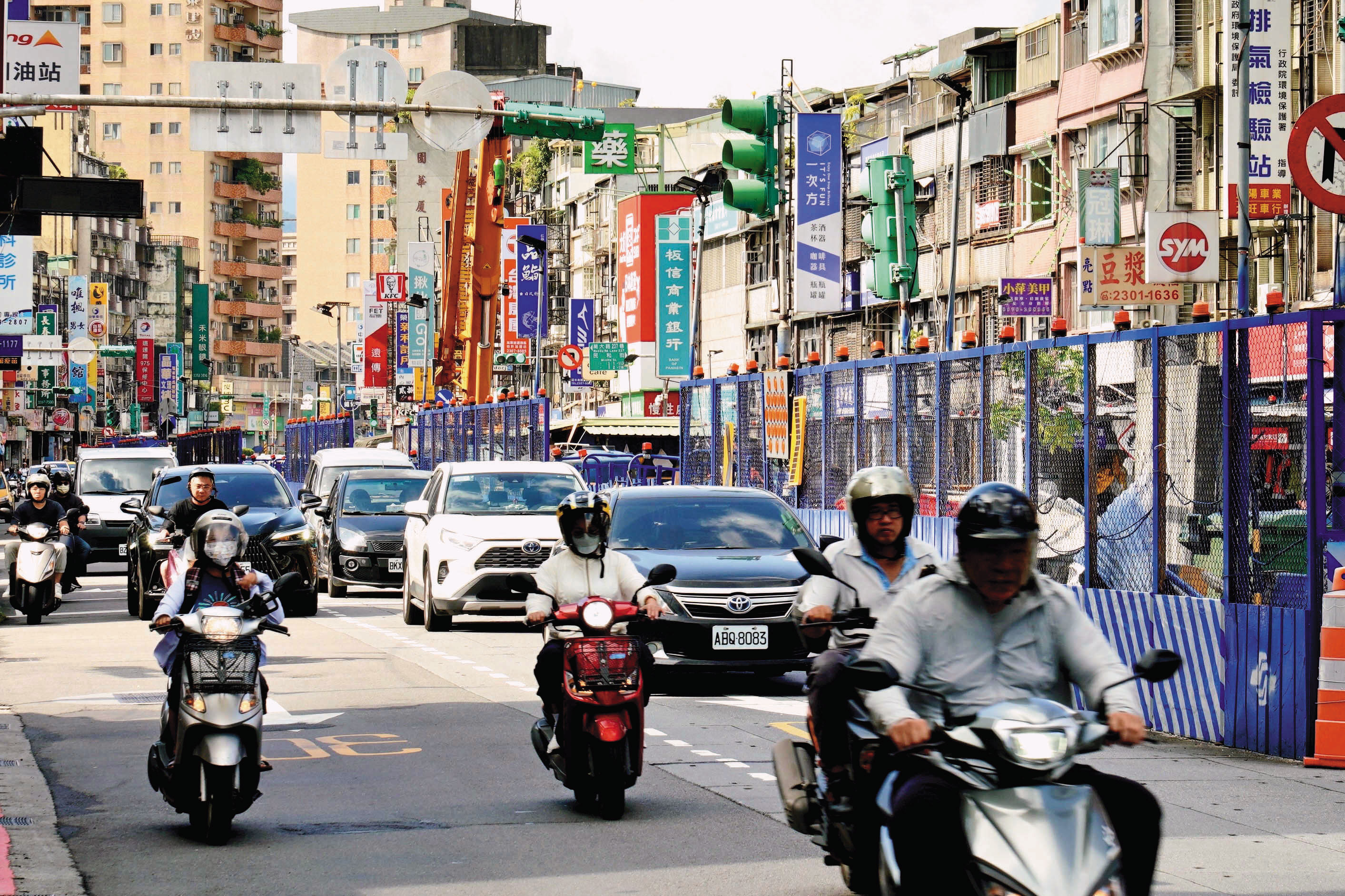 萬大中和線正圍起圍籬施工，專家建議可趁現在交通黑暗期買進，等待未來房價亮起來。