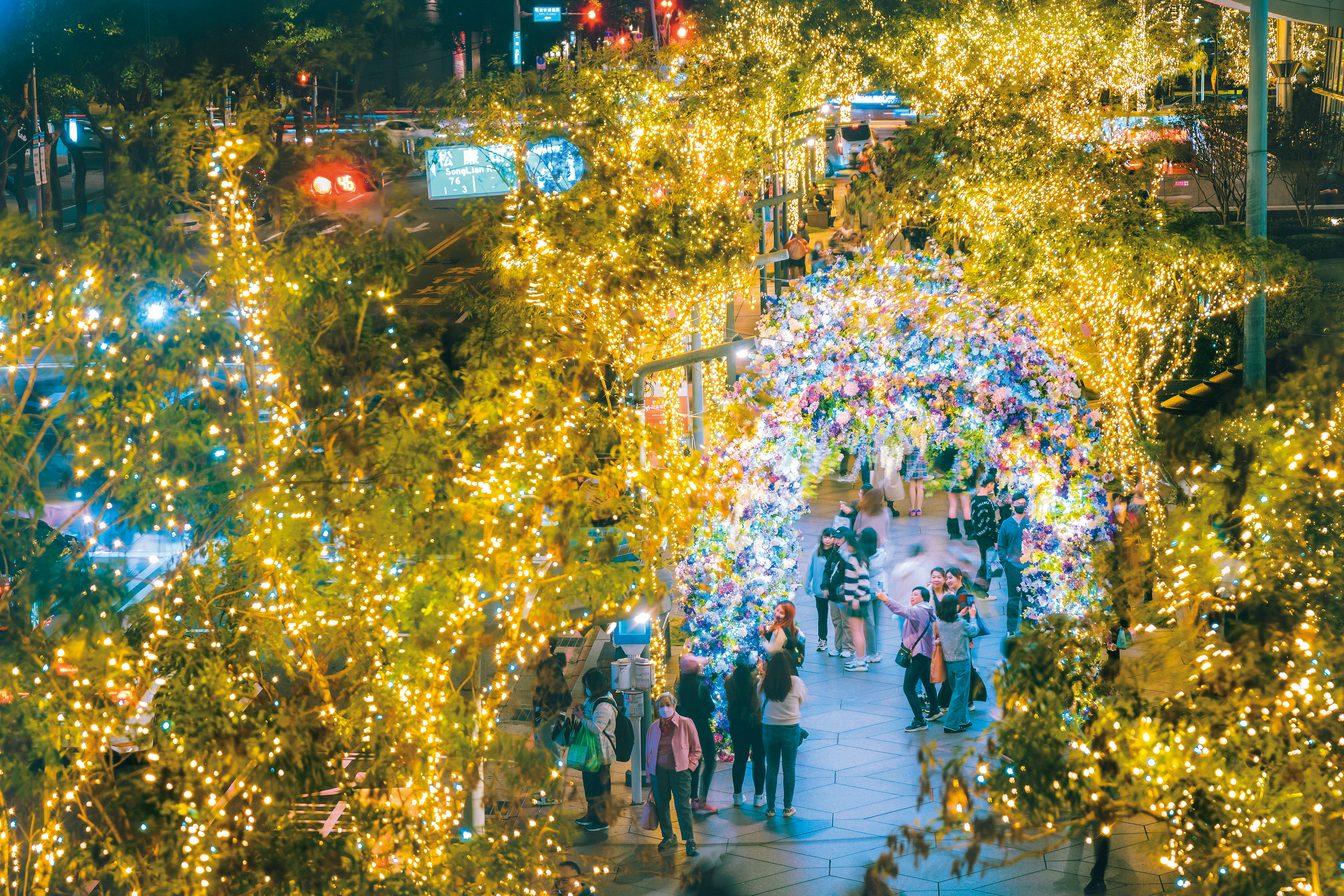 信義百貨商區的耶誕燈飾，化作民眾冬夜的浪漫記憶。（資料照／台北101）