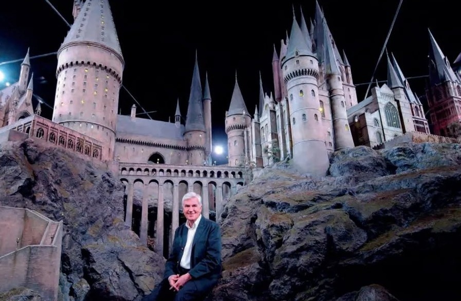 紅遍全球的《哈利波特》系列電影中，霍格華茲城堡等經典場景幕後推手史都華克雷格，驚傳離世。（翻攝自X@mavericksmovies）