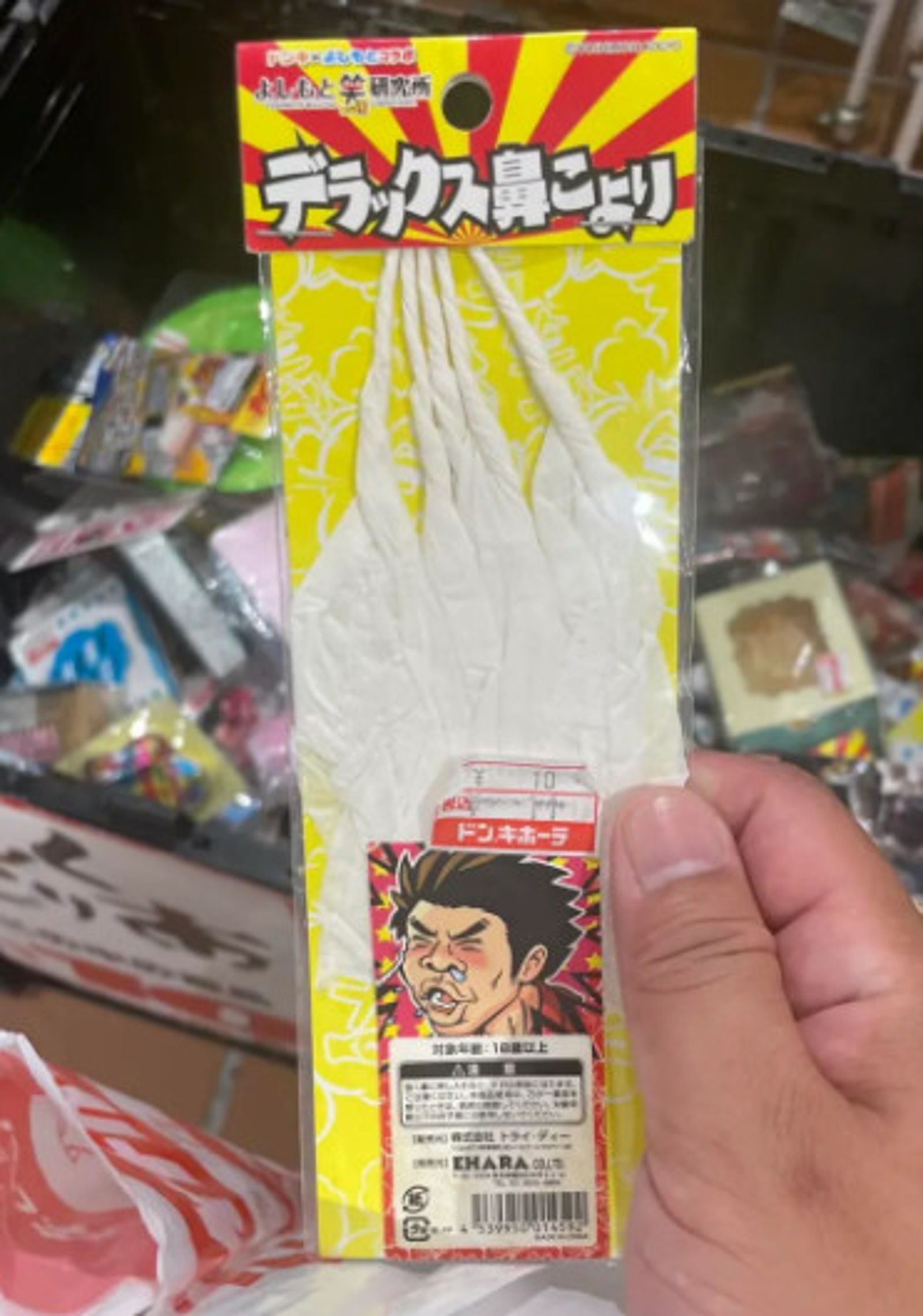 網友發現店內居然販售捲成細長形狀的衛生紙，用途似乎是用來控制打噴嚏的力道。（翻攝臉書社團「小廢物俱樂部」）