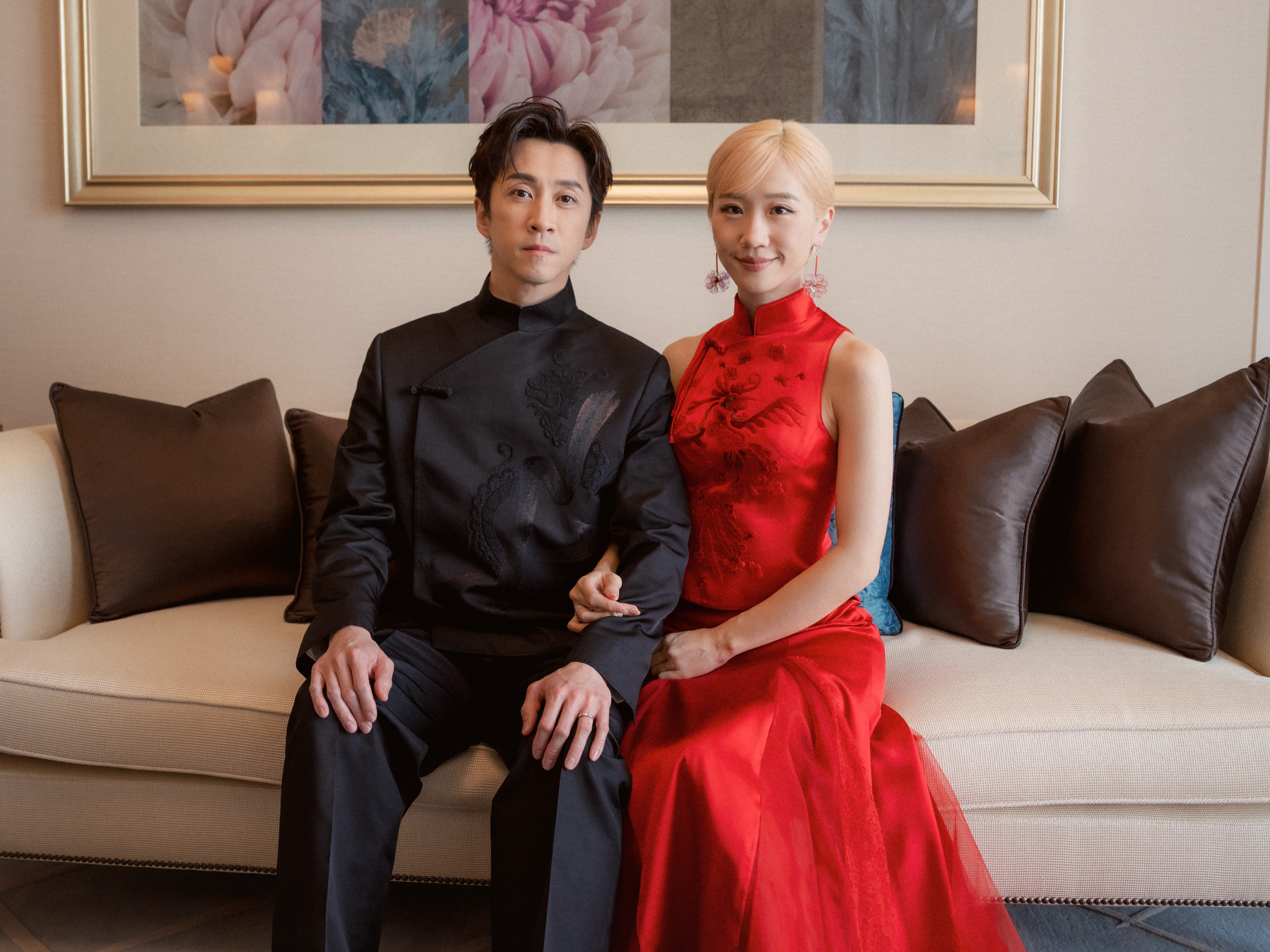 Lulu與陳漢典文定大喜，穿著夏姿中式禮服。（品牌提供）