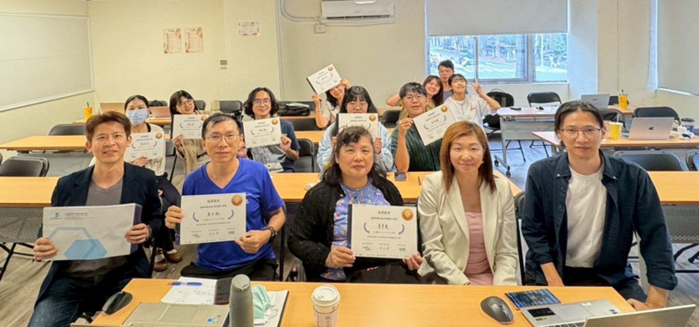 第一梯次《加密貨幣金流分析實務工作坊》於2日登場，學員包括台中銀證券董事長葉秀惠（左3）及課程講師仇詠平金流分析師（右1）。