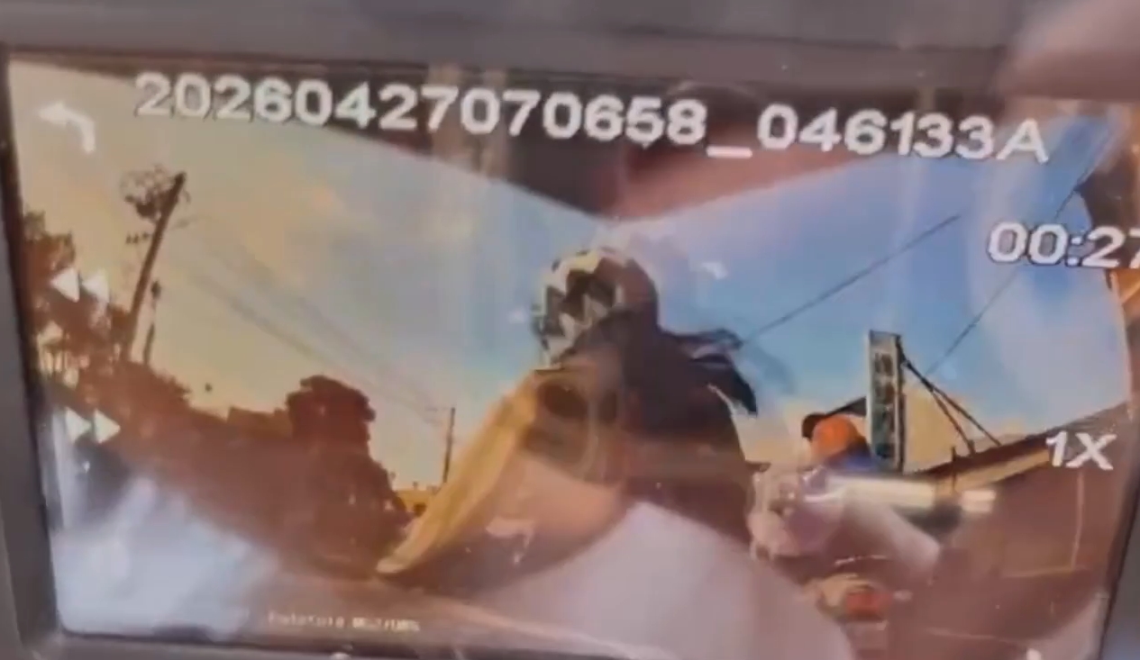 肇事戴姓女大生的行車紀錄器畫面曝光，可見她在幾乎沒有煞車的情況下，直接撞上等待紅燈的員警鄭詠心（中）。（翻攝畫面）