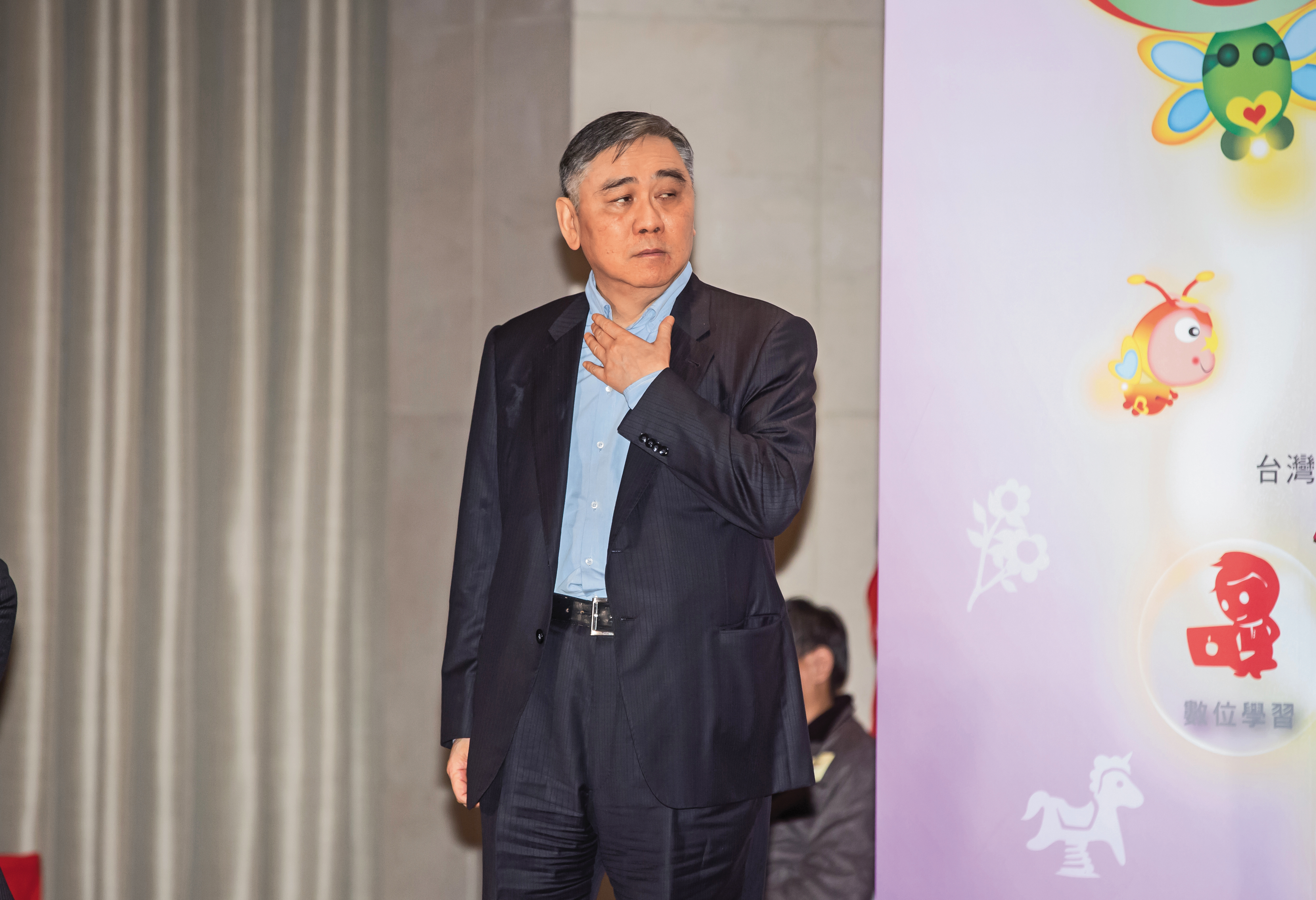 身價千億的宏仁集團總裁王文洋繼包養宋姓女大生產子後，又爆出與劉女產子，已付200萬元。