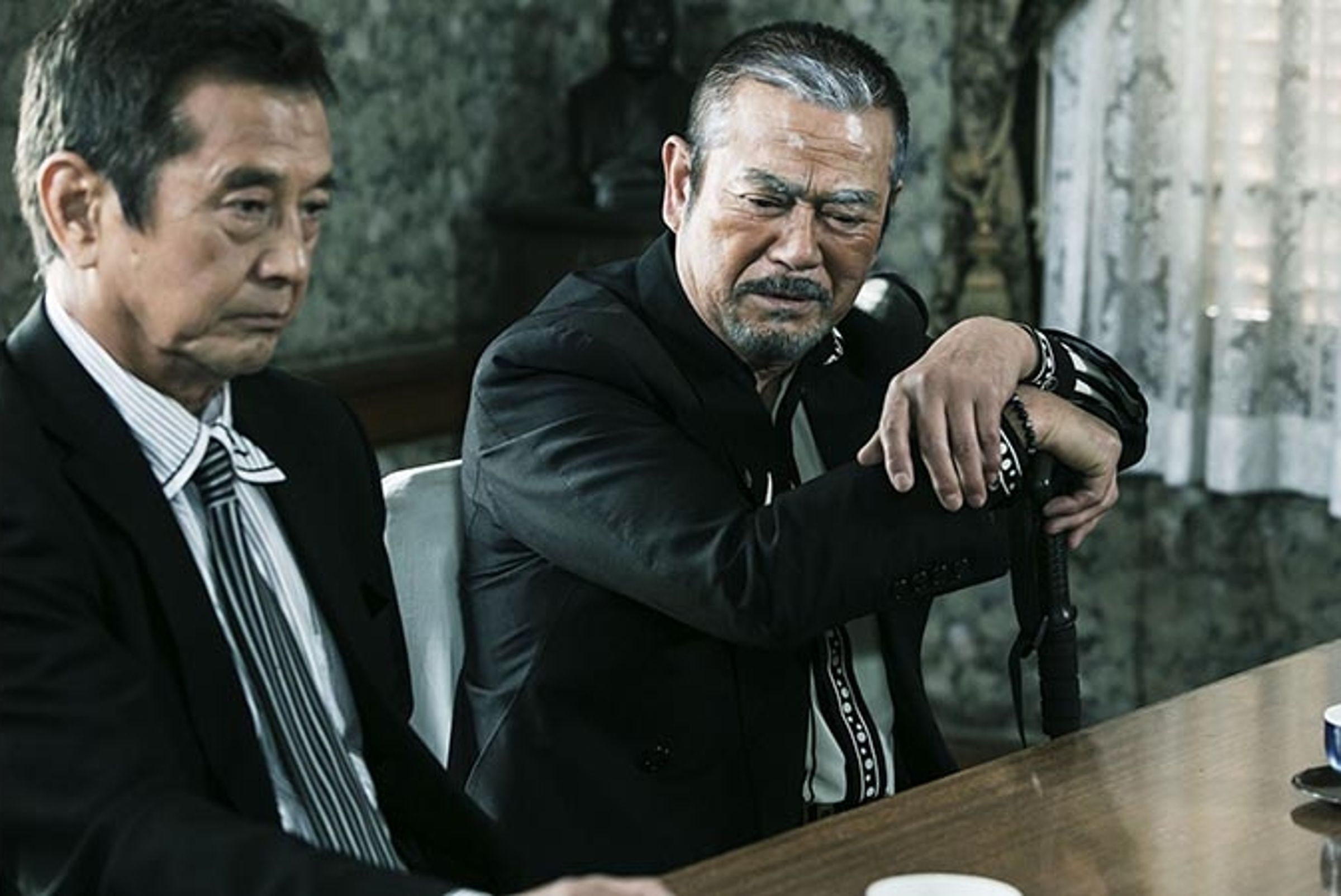 已故日本知名武打演員千葉真一(右)曾演出《日本統一》初代俠和會會長。(翻攝自BS12官網)